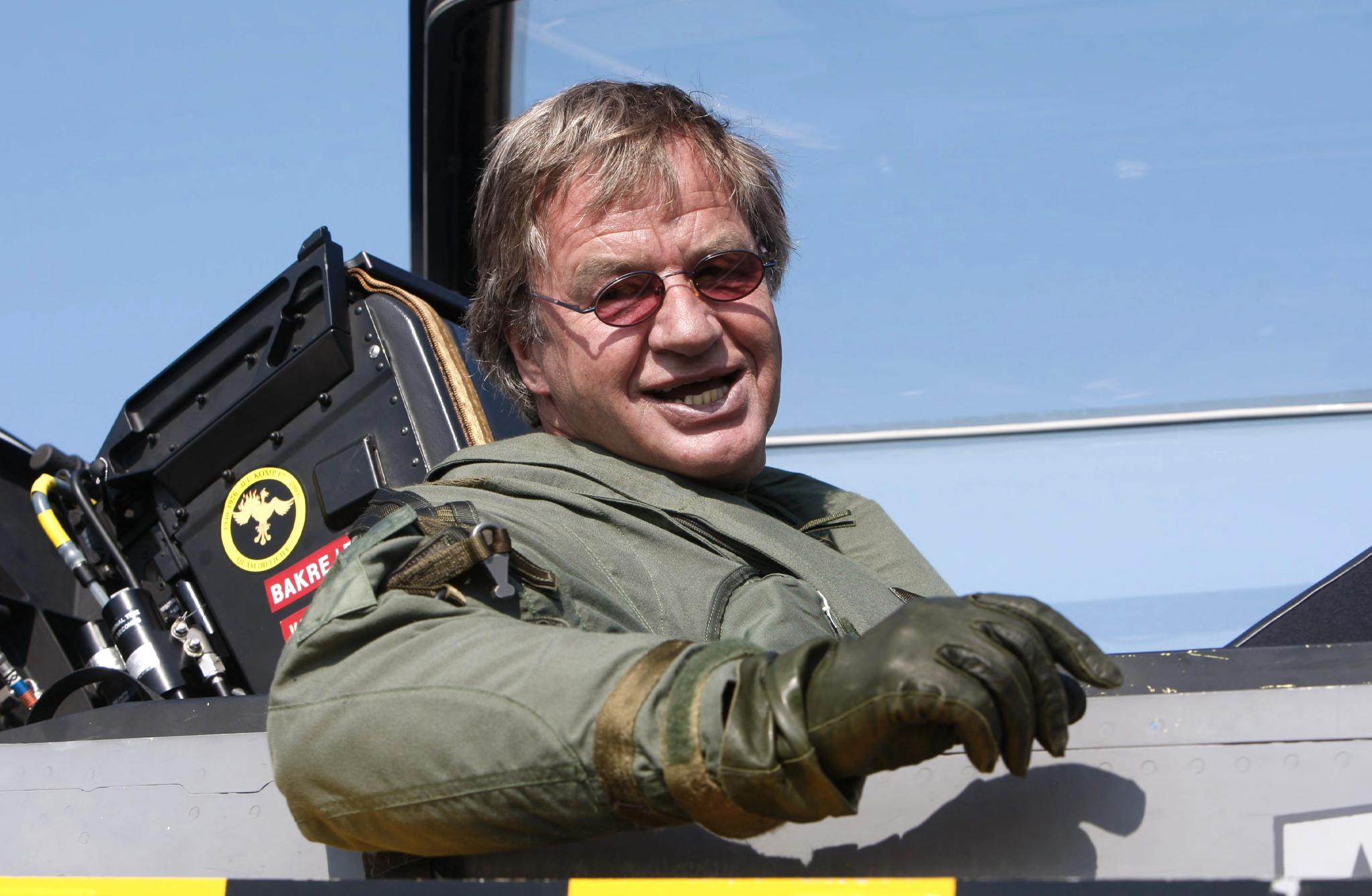 Bjørn Kjos var kampflypilot i 334-skvadronen i Bodø på 1970-tallet. Her er han tilbake i jagerflycockpiten for å reklamere for Norwegians program på Rygge flyplass i 2007.