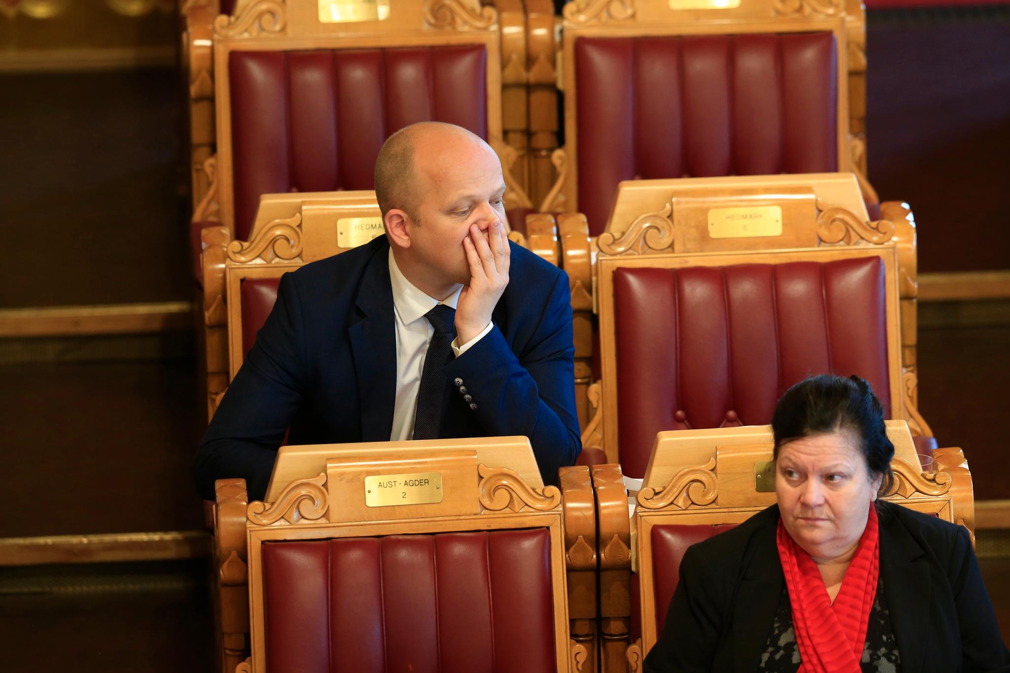 Ingebjørg Godskesen (t.h.) nektet å følge partilinjen og  stemte mot regionreformen og bruken av tvang mot Agder-kommunene.