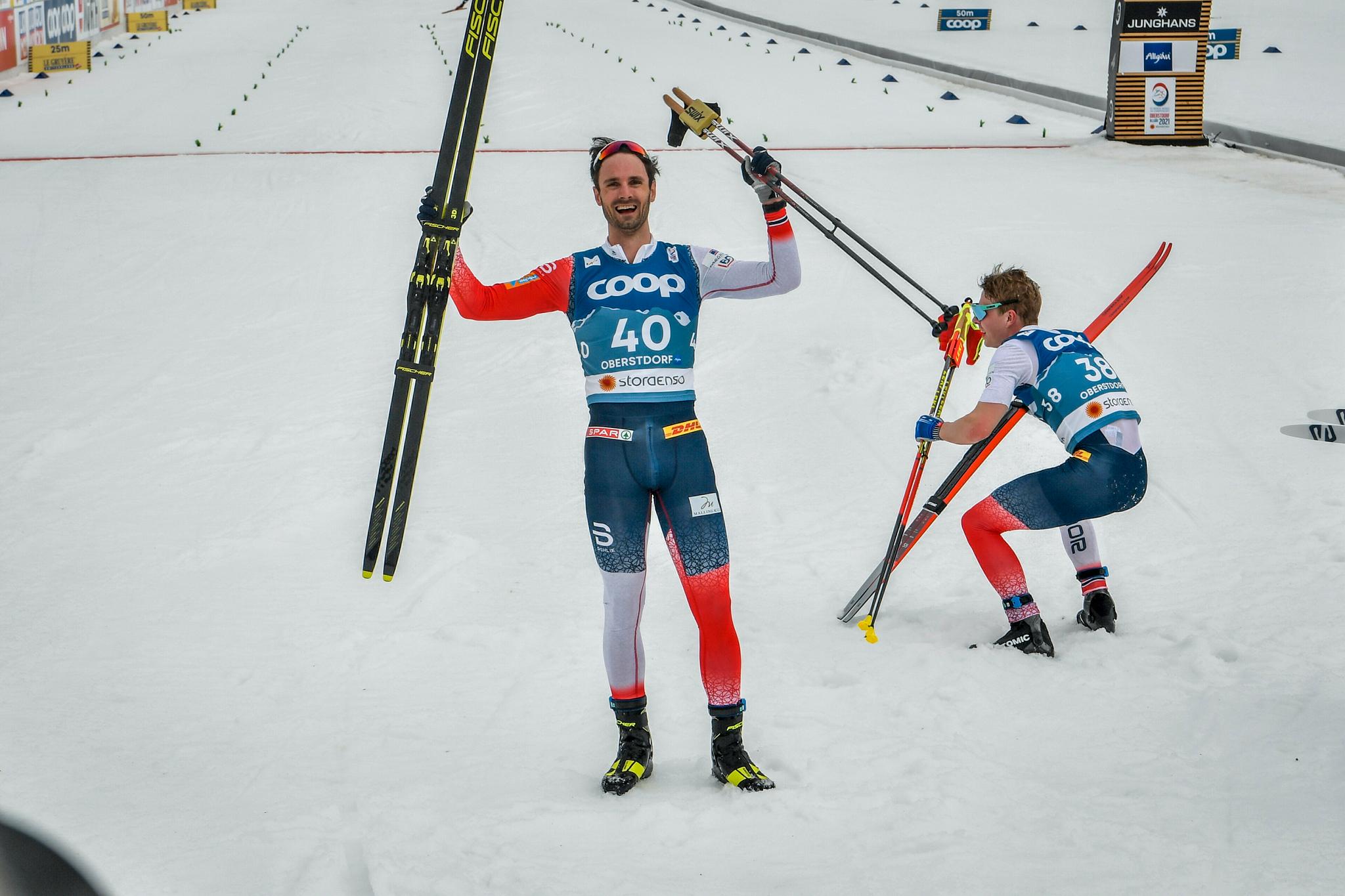 VERDENSMESTER: Hans Christer Holund etter VM-gullet på 15 km fristil i Oberstdorf i 2021. Han vant 20,2 sekunder foran lagkameraten i Lyn, Simen Hegstad Krüger.