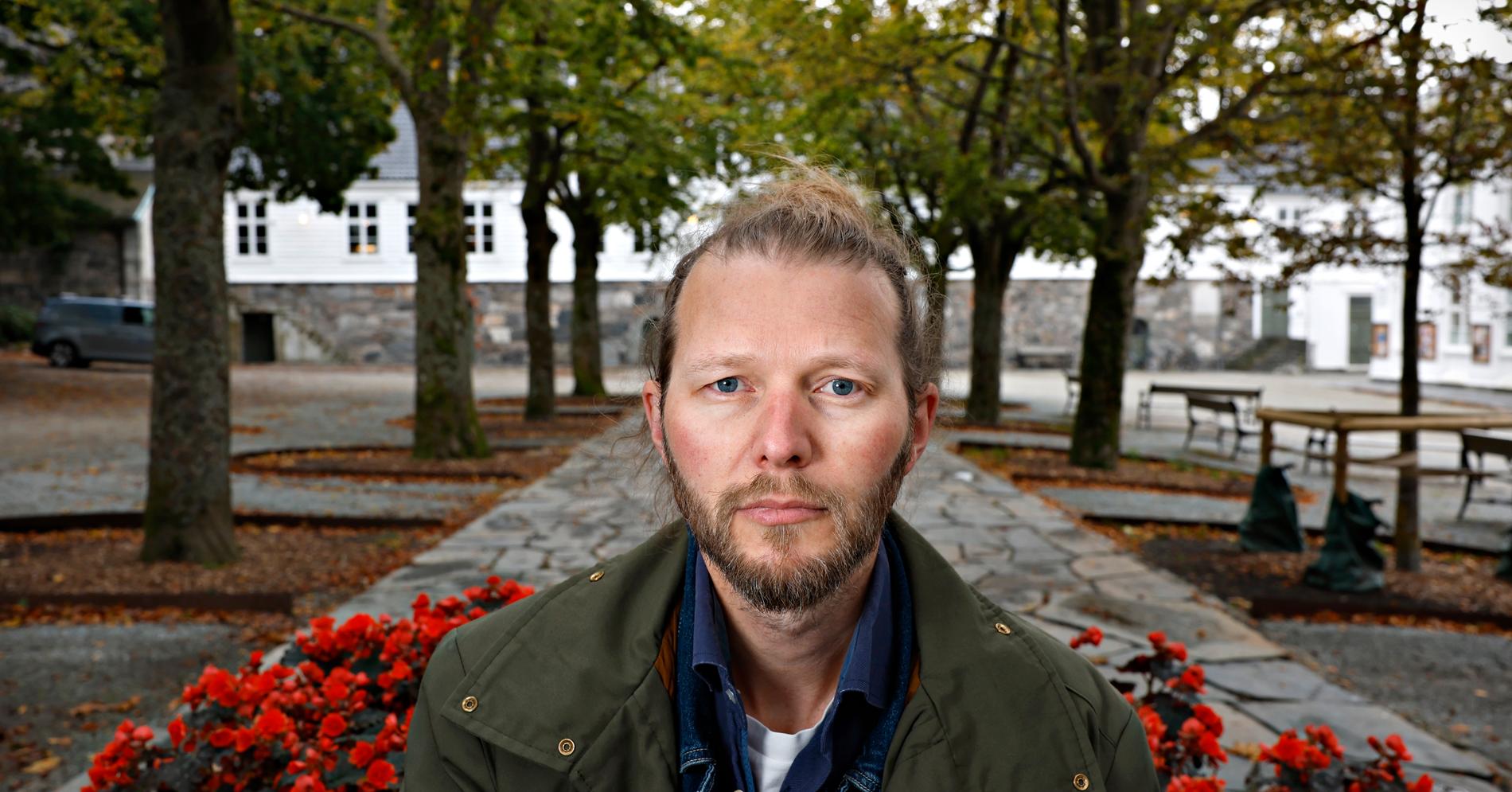 La Bibelen på pulten då han begynte på vidaregåande