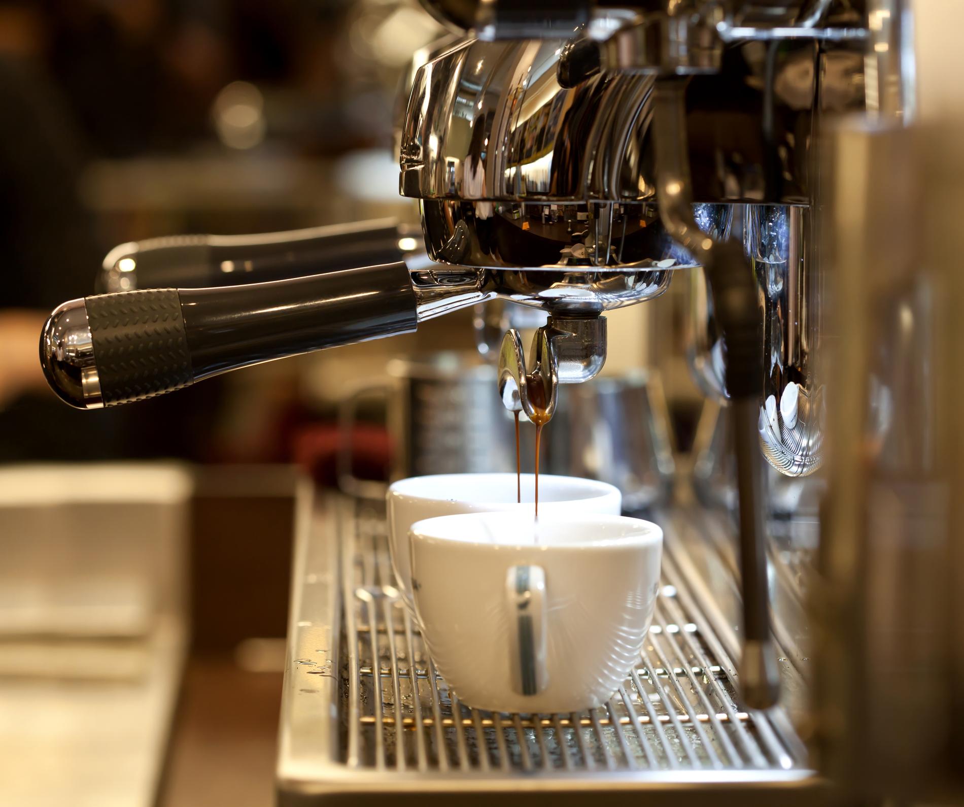 Vi bare elsker kaffe, og drikker i snitt 4 kopper hver, hver dag, ifølge Gøystdal.
