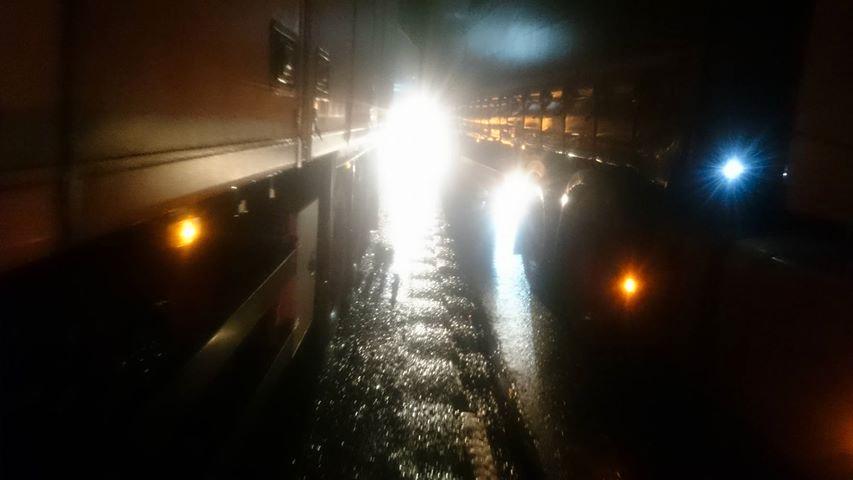 KAOS: Det er blitt køer på begge sider av Bolstadtunnelen på E16 etter uhellet like før klokken 04 natt til onsdag.