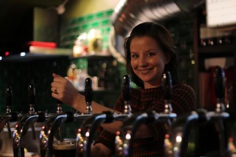 BAK KRANEN: Interessen for øl bare øker og øker. Det merker daglig leder Marta Leivdal Kjølleberg på Cirkus i Fargegata.