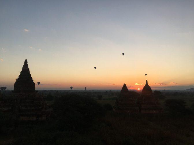Hver morgen gjelder det å være tidlig oppe (04:45) for å finne en god plass å se soloppgangen. Hver morgen er det også luftballonger som stiger over pagodene og Bagan.