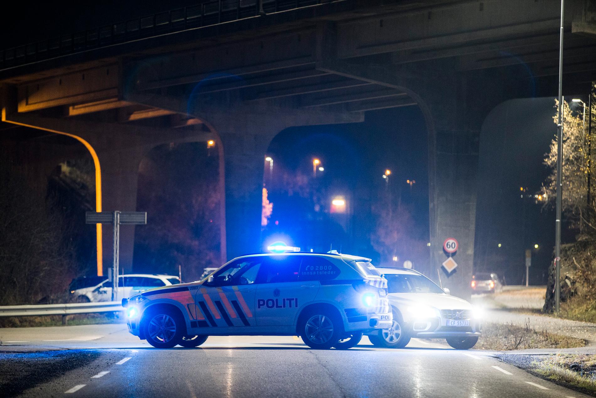 SPERRET AV: Politisperring nær stedet der de avfyrte skudd mot dekkene på en lastebil de forsøkte å stoppe ved Vinterbro lørdag ettermiddag.