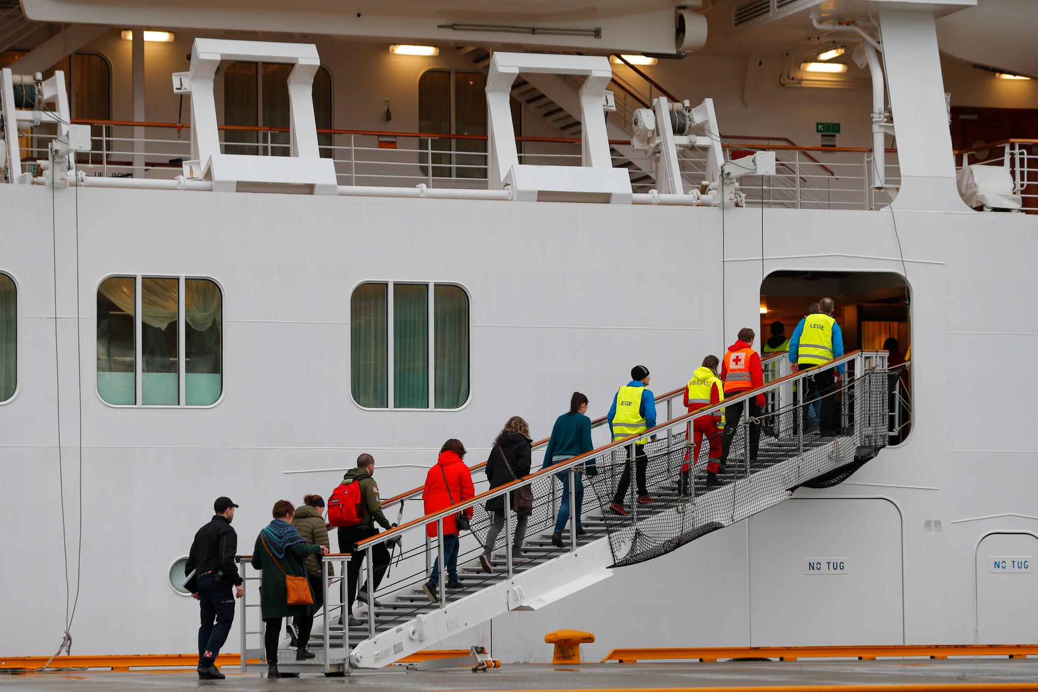 Cruiseskipet Viking Sky ankommer Molde etter problemene som oppsto over Hustadvika i Møre og Romsdal lørdag.