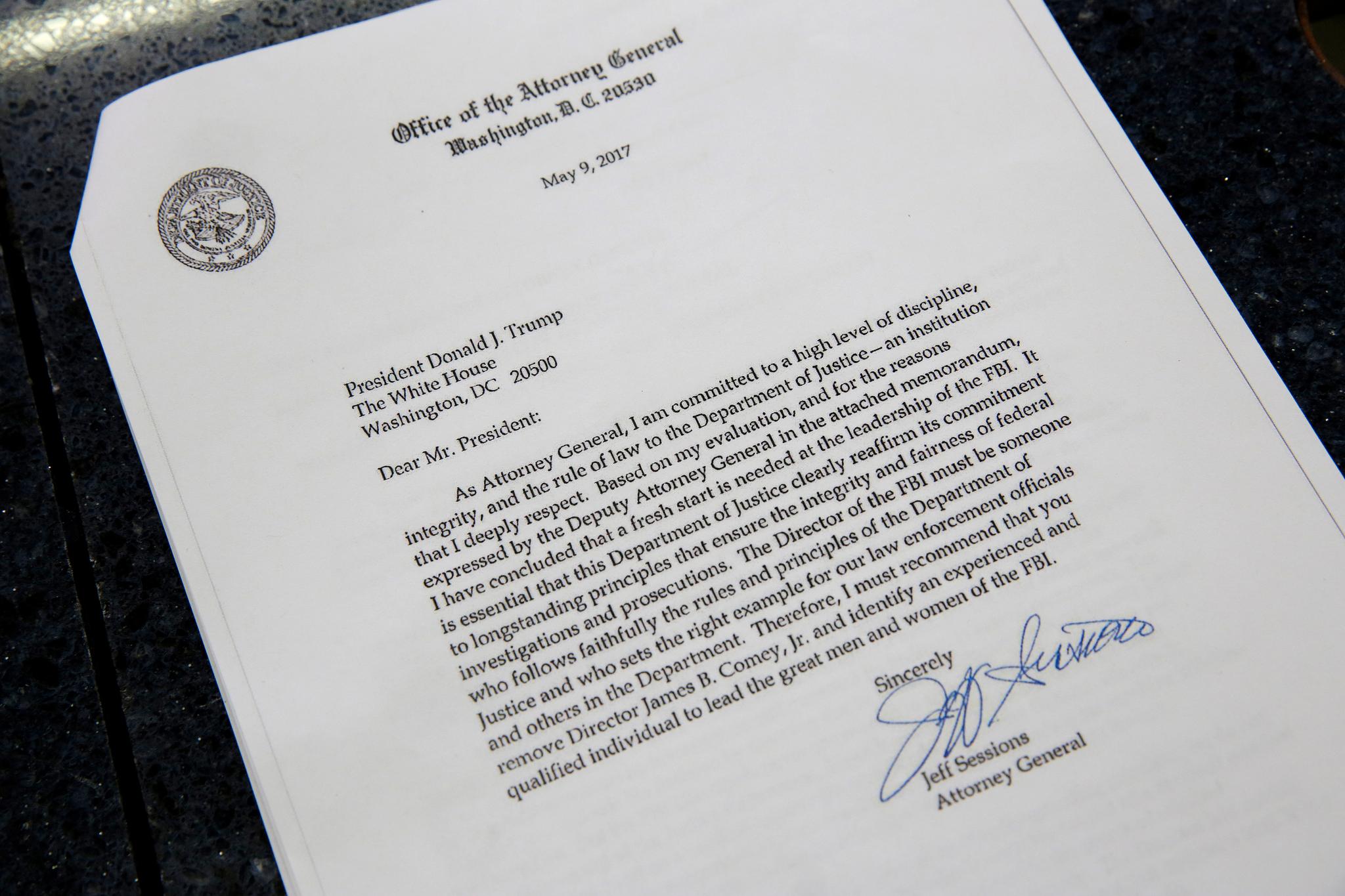 I dette brevet anbefaler justisminister Jeff Sessions, Donald Trump, å avsette FBI-sjef James Comey.