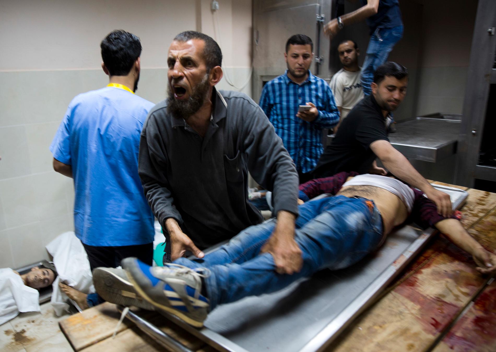 OVERFYLT: Gazas sykehus var tirsdag overfylt av sårede fra mandagens demonstrasjon, der minst 60 palestinere ble drept og 2400 ble såret av israelske soldater stasjonert langs grensen.