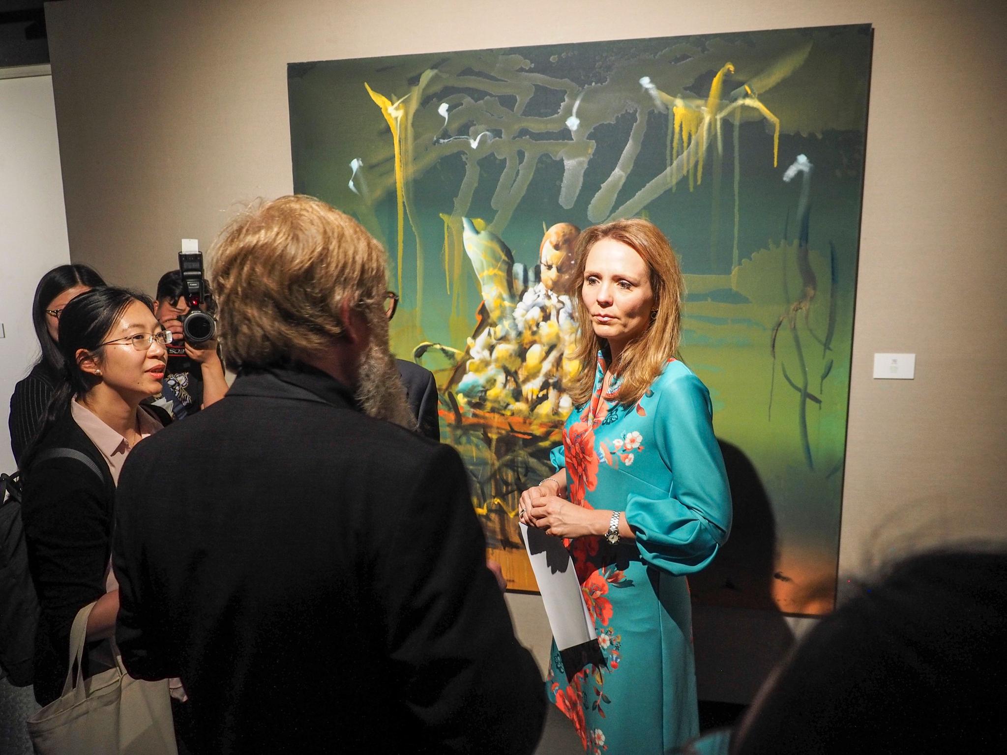 Kulturminister Linda Hofstad Helleland og Håkon Gullvåg (foran) under åpningen av den norske kunstnerens utstilling på Tianjin Academy of Fine Arts. 