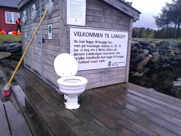 Havet er ikke en søppelplass, påpeker Bjørn Johannessen som fant toalettet i sjøen.  