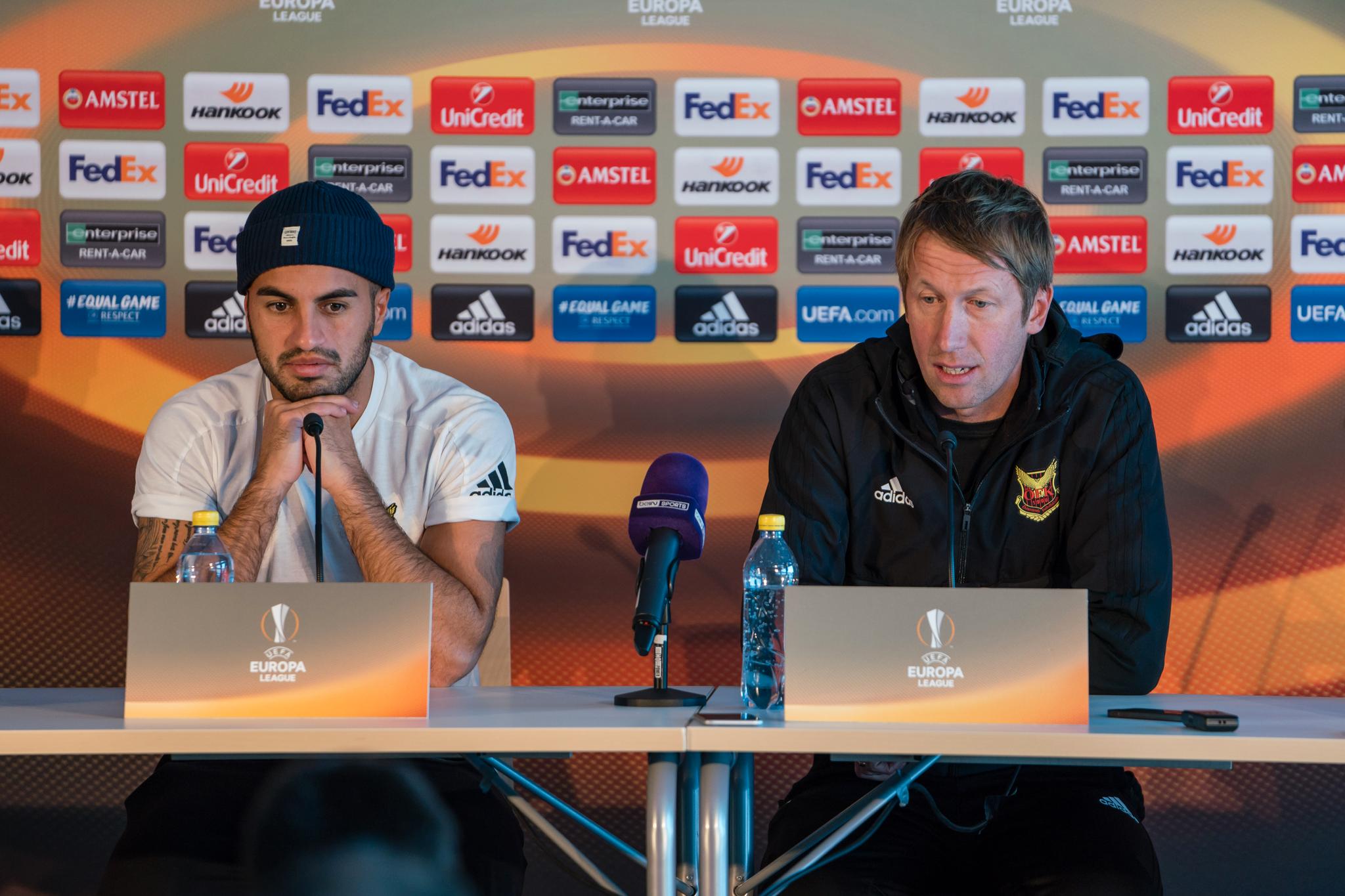 ÖFK-trener Graham Potter og kaptein Brwa Nouri på pressekonferanse før kampen. 