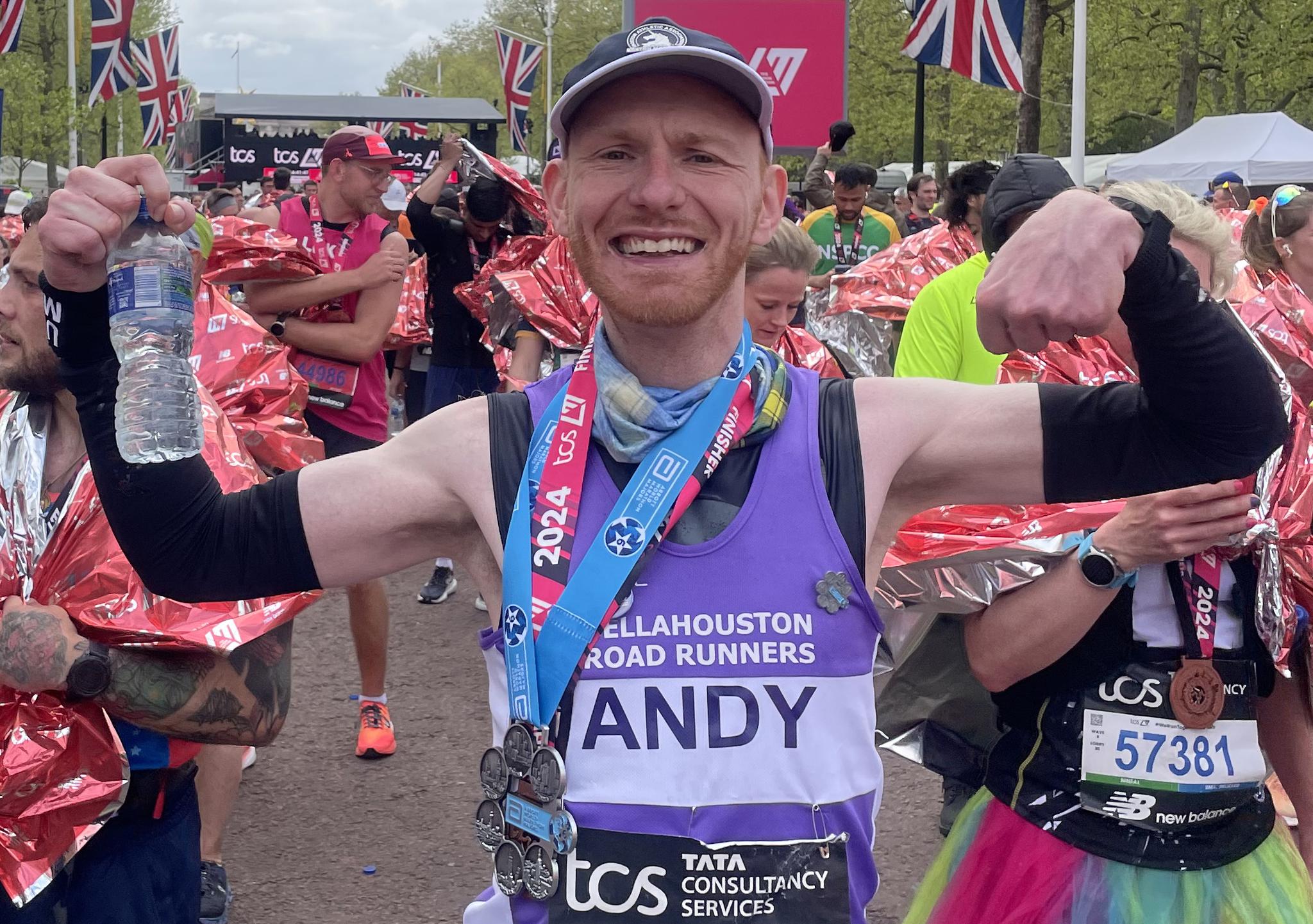 Skotten Andrew Tomlinson etter målpassering i London Marathon sist helg.