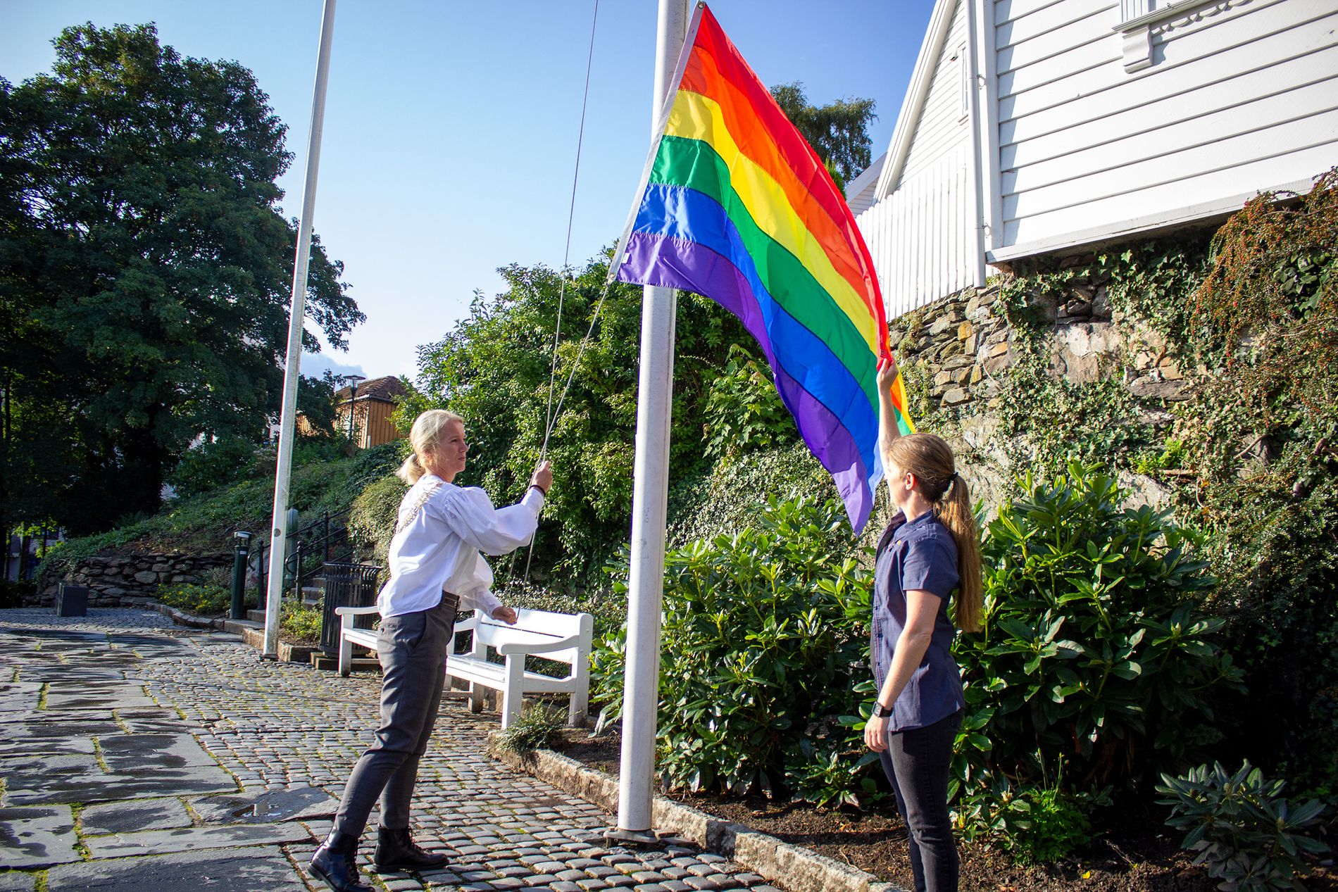 Christine Sagen Helgø og Anine Jæger Olsen heiste regnbueflagget utenfor rådhuset klokka 09.00. 