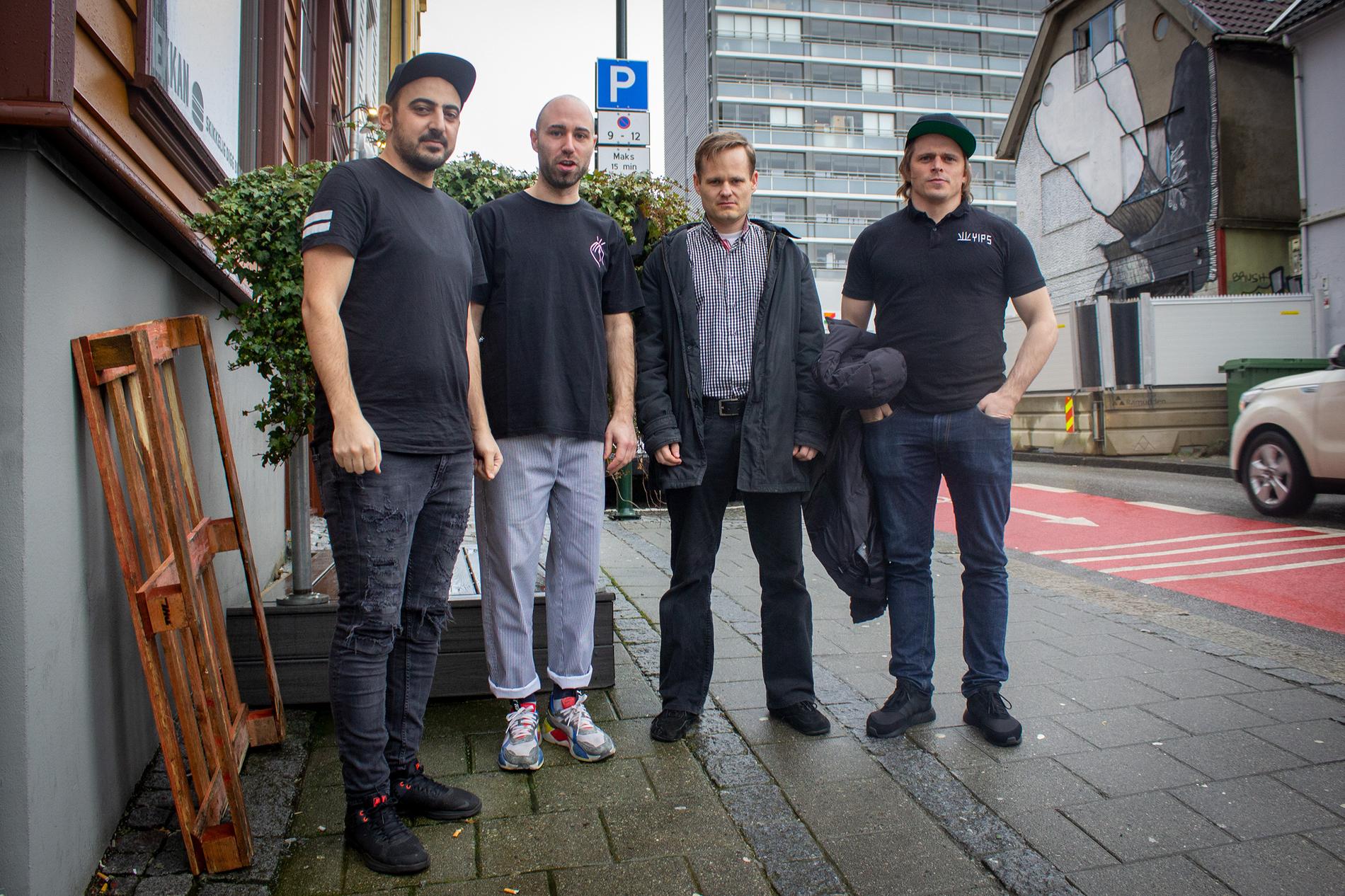 Razik Eiranji (Hekkan), Aleksander Vujić (Mano), Anders Ohm (huseier) og Tore Erevik (Yips) går sammen om gratis levering på grunn av virusutbruddet.