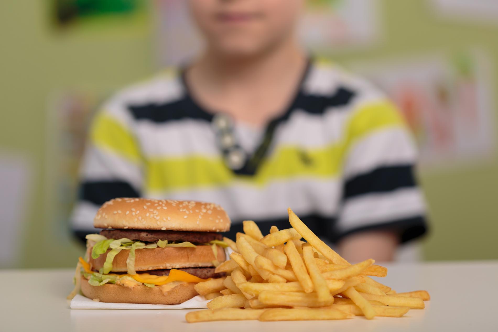 USUNT: Maten barna selv vil ha er ikke alltid den sunneste og mest varierte. Ernæringsfysiolog Elisabeth Lind Melbye mener det er foreldrenes ansvar å sørge for et sunt kosthold.