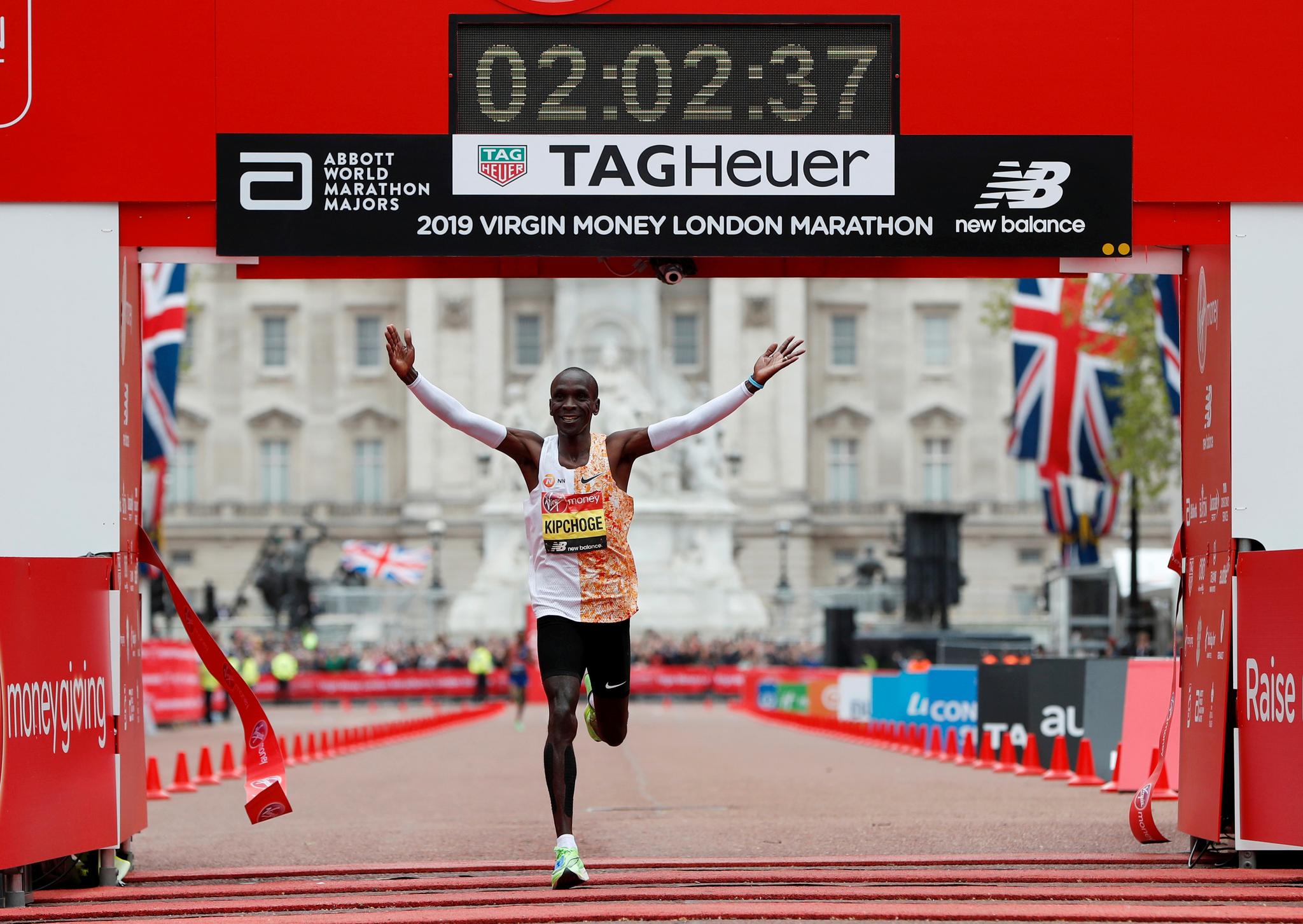 Eliud Kipchoge vant i London i fjor. Han har ambisjoner om å forbedre verdensrekorden i årets reduserte utgave av London Marathon.