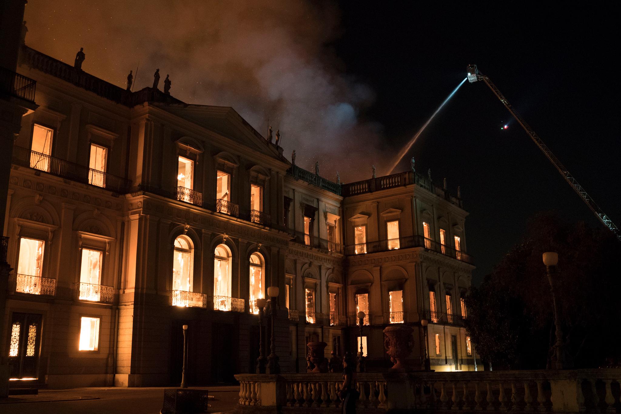 Brasils nasjonalmuseum i Rio de Janeiro ble totalskadet i brannen i starten av september. Eksperter mener det kan ta opptil ti år bygge det opp igjen. Foto: Leo Correa / AP / NTB scanpix