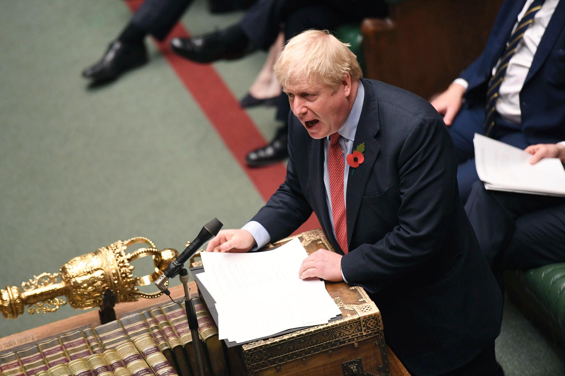 FJERDE FORSØK: Tre ganger tidligere i høst har statsminister Boris Johnson argumentert heftig for et nyvalg. Tirsdag lyktes han endelig å få parlamentet med på planene.