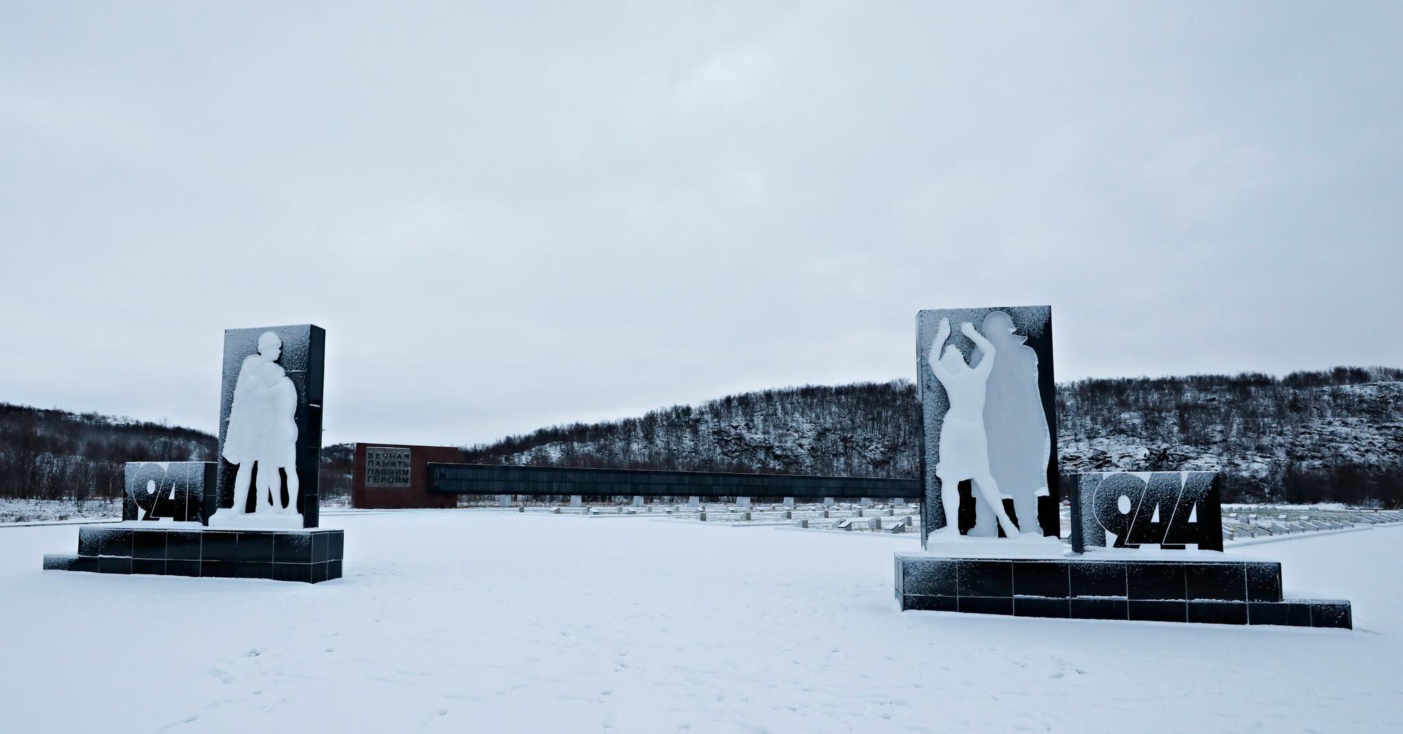 På steinen til venstre klemmer kvinnen mannen sin. På steinen til høyre er mannen død. Over 2000 sovjetiske soldater mistet livet under frigjøringen av Øst-Finnmark. 