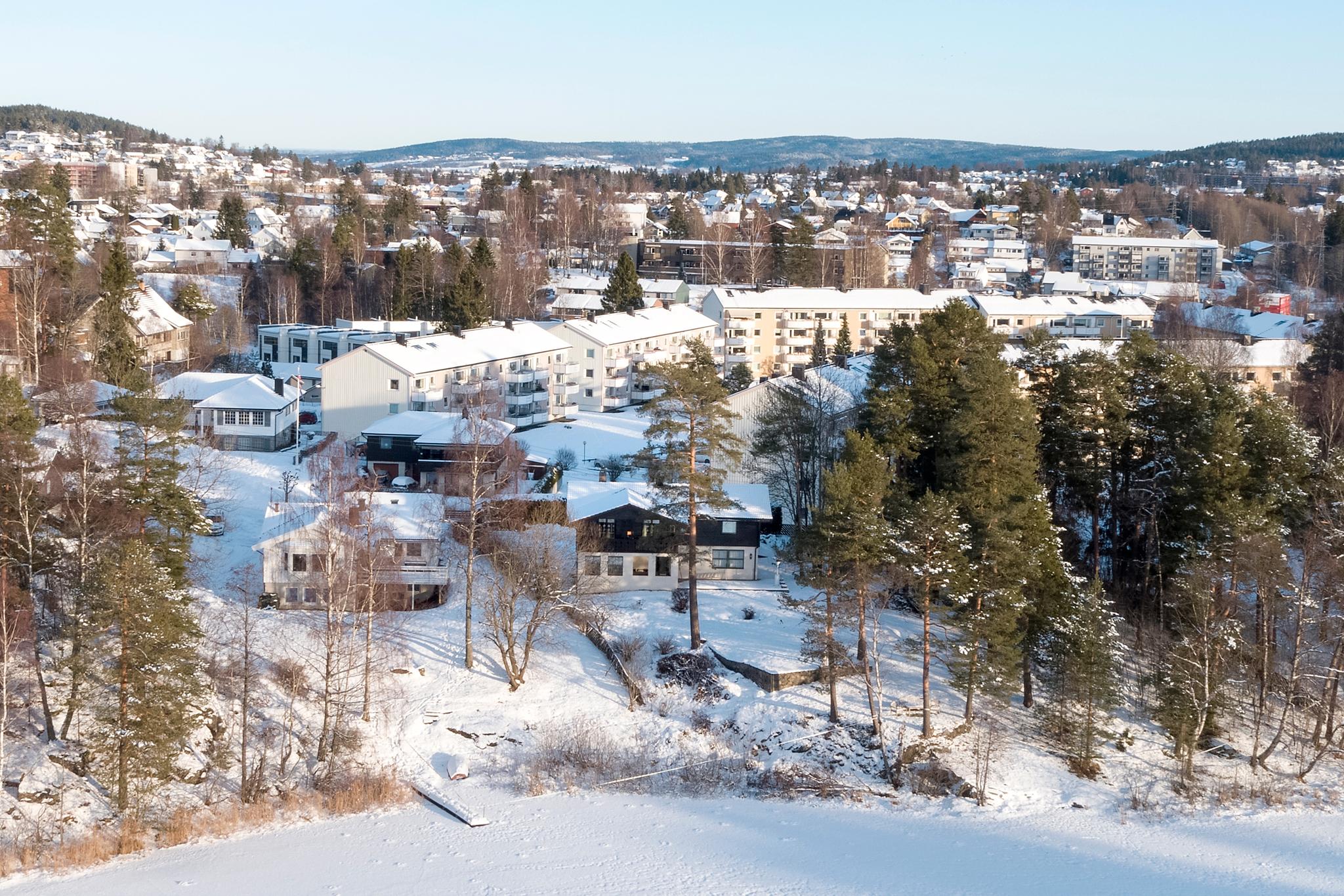  Politiet mener at Anne-Elisabeth Hagen ble bortført fra ekteparets bolig i Sloraveien på Lørenskog på formiddagen 31. oktober 2018. Boligen ligger i midten på dette bildet, inn mot et lite skogholt. 