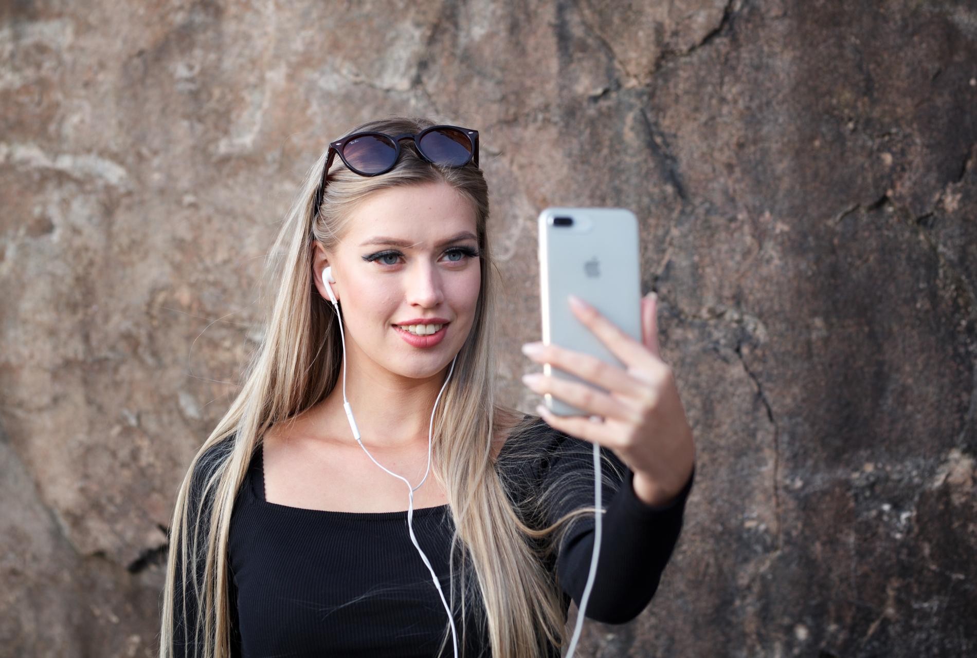 Henriette Kjørmo har nesten en million følgere på appen TikTok.