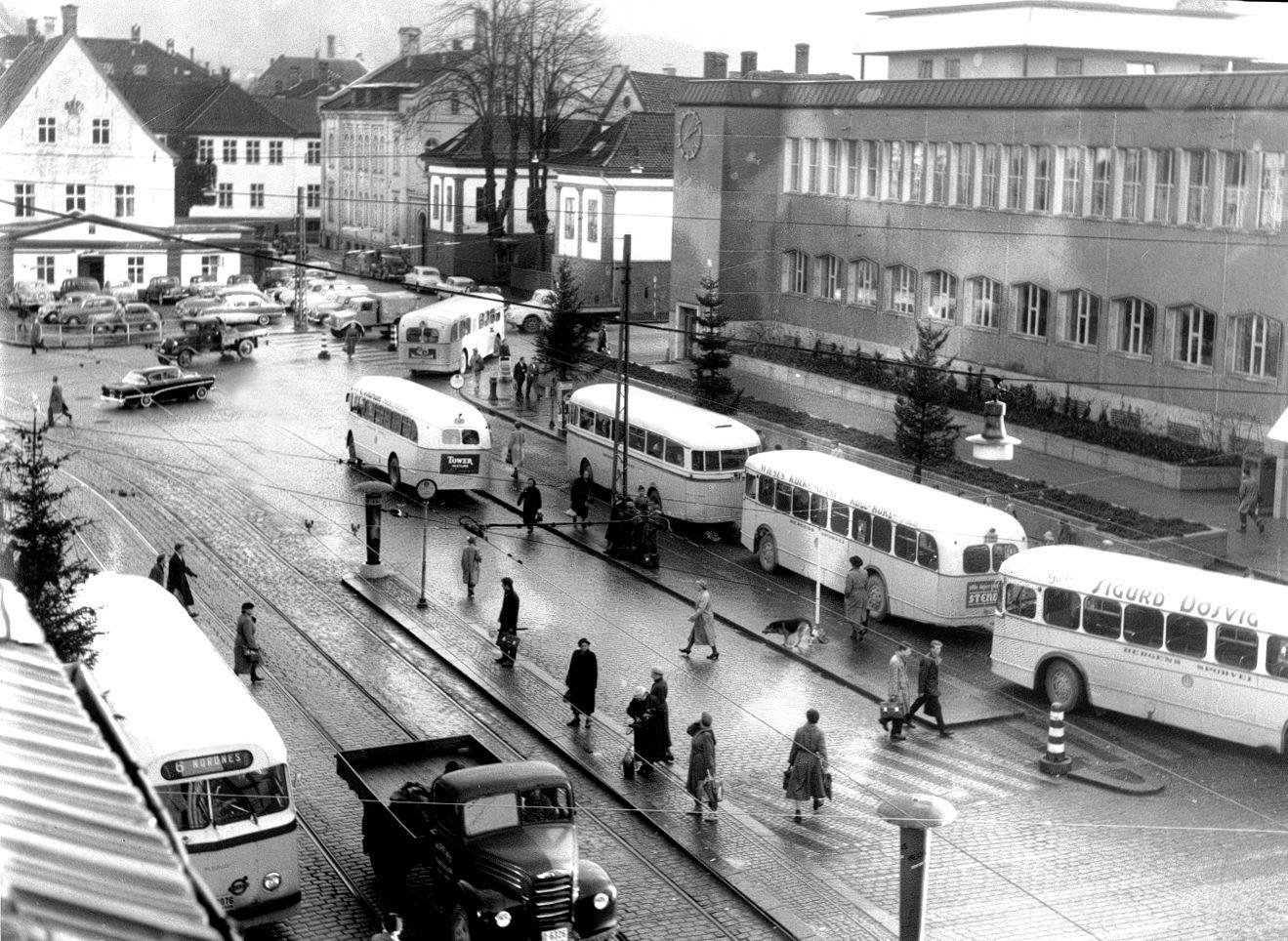 BUSSKØ: Busser i lang lang rekke utenfor Posthuset i Småstrandgaten i november 1957.