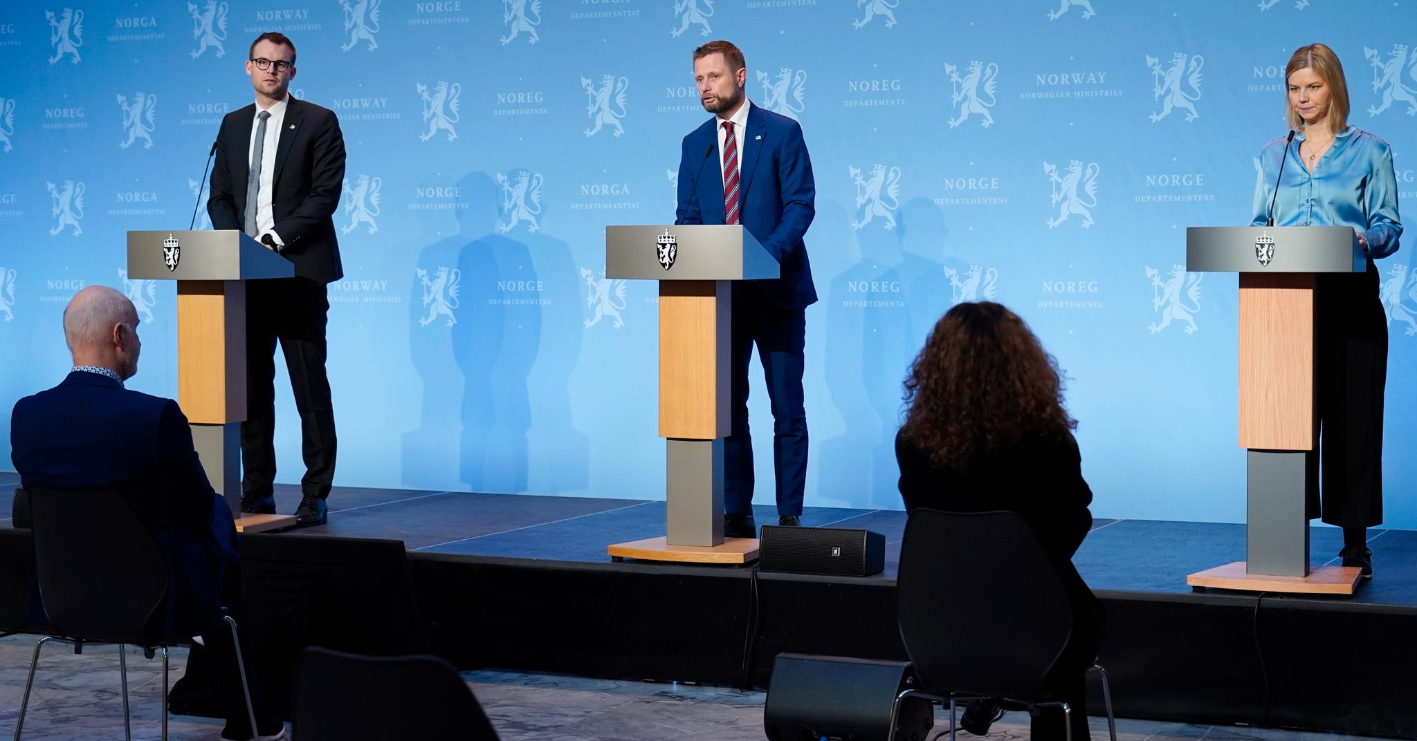 Helseminister Bent Høie (H), barne- og familieminister Kjell Ingolf Ropstad (KrF) og kunnskapsminister Guri Melby (V) holdt pressekonferanse om koronatiltak i Marmorhallen i Oslo.