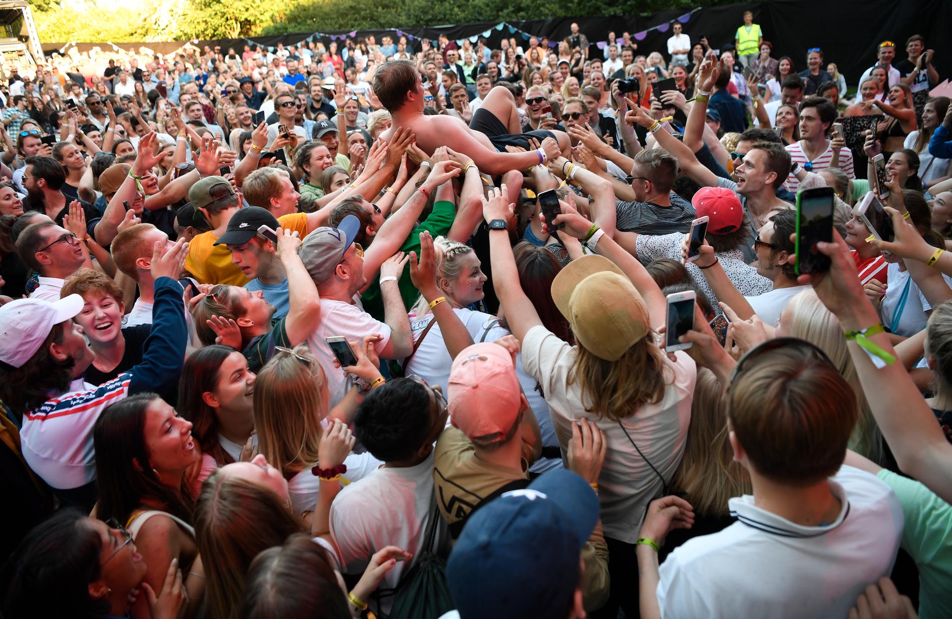 Kjartan Lauritzen surfet på publikum under fjorårets festival. Da ble det solgt 2424 billetter. Arrangøren mener det antallet er godt innenfor rekkevidde, to uker før det braker løs. 