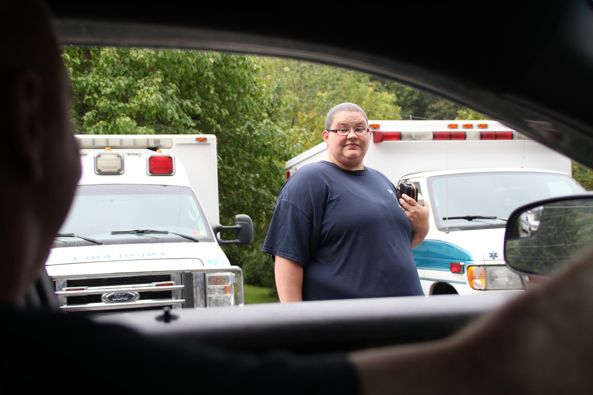 Ambulansesjåfør Katie Redden er på vei på jobb. Hun slår av en prat med politisjef JP Stevens som kjører morgenrunden i distriktet. Over halvparten av Reddens jobb handler om å rykke ut på narkorelaterte saker.