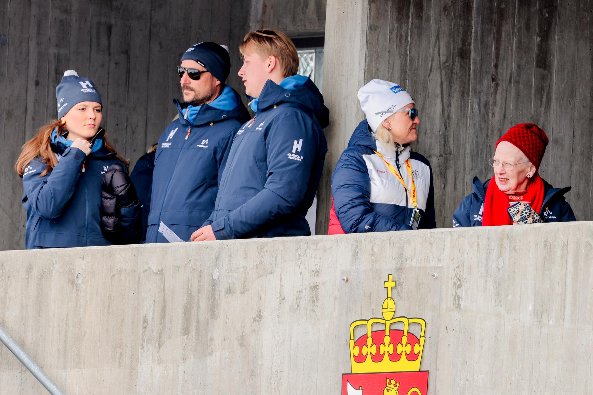 Prinsesse Ingrid Alexandra, prins Sverre Magnus, kronprinsregent Haakon og Danmarks dronning Margrethe på kongetribunen under FIS verdenscup 50 km klassisk langrenn kvinner i Holmenkollen.