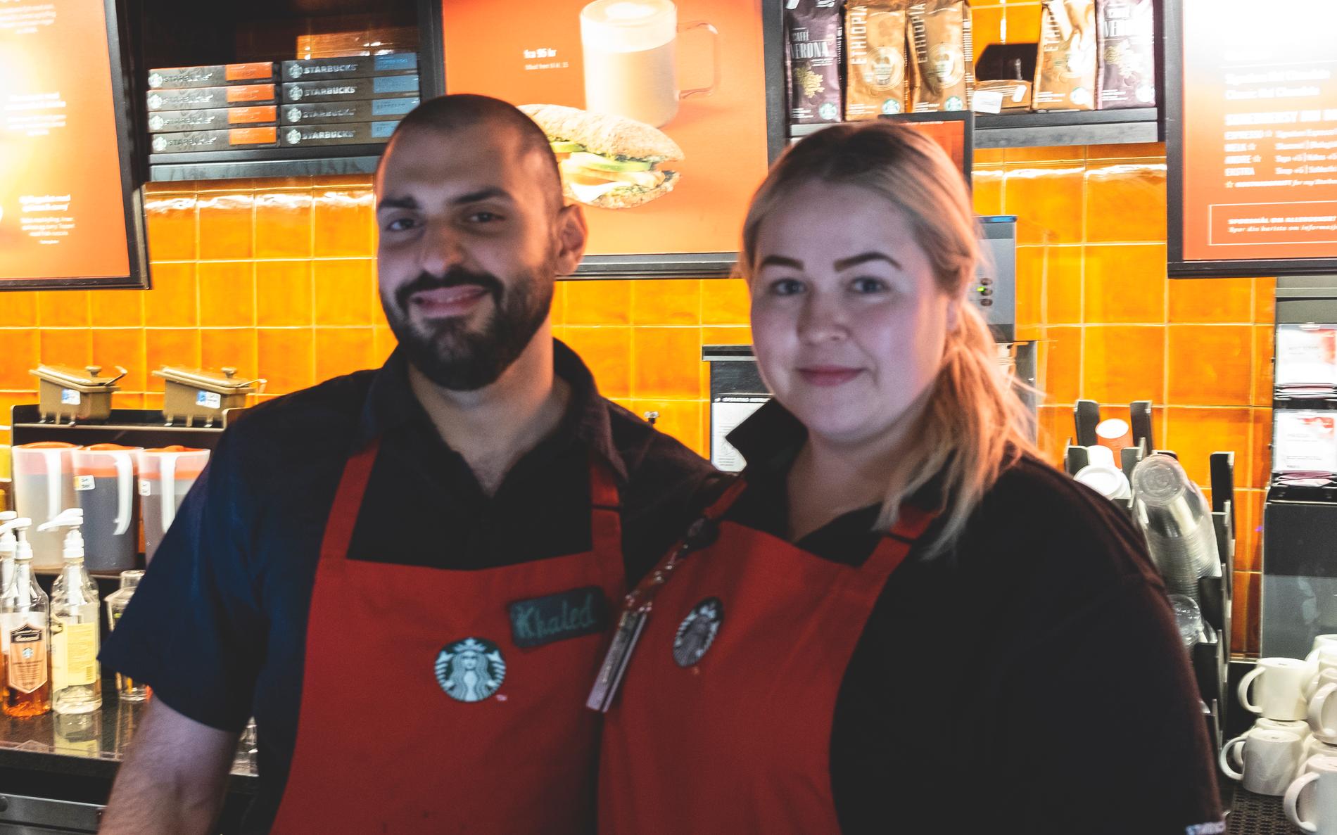 Barista Kahled Habeeb og skriftleder Marthe Bakken tror kundene trives på Starbucks fordi de ansatte husker både navn og bestilling til kundene som stadig er innom. 