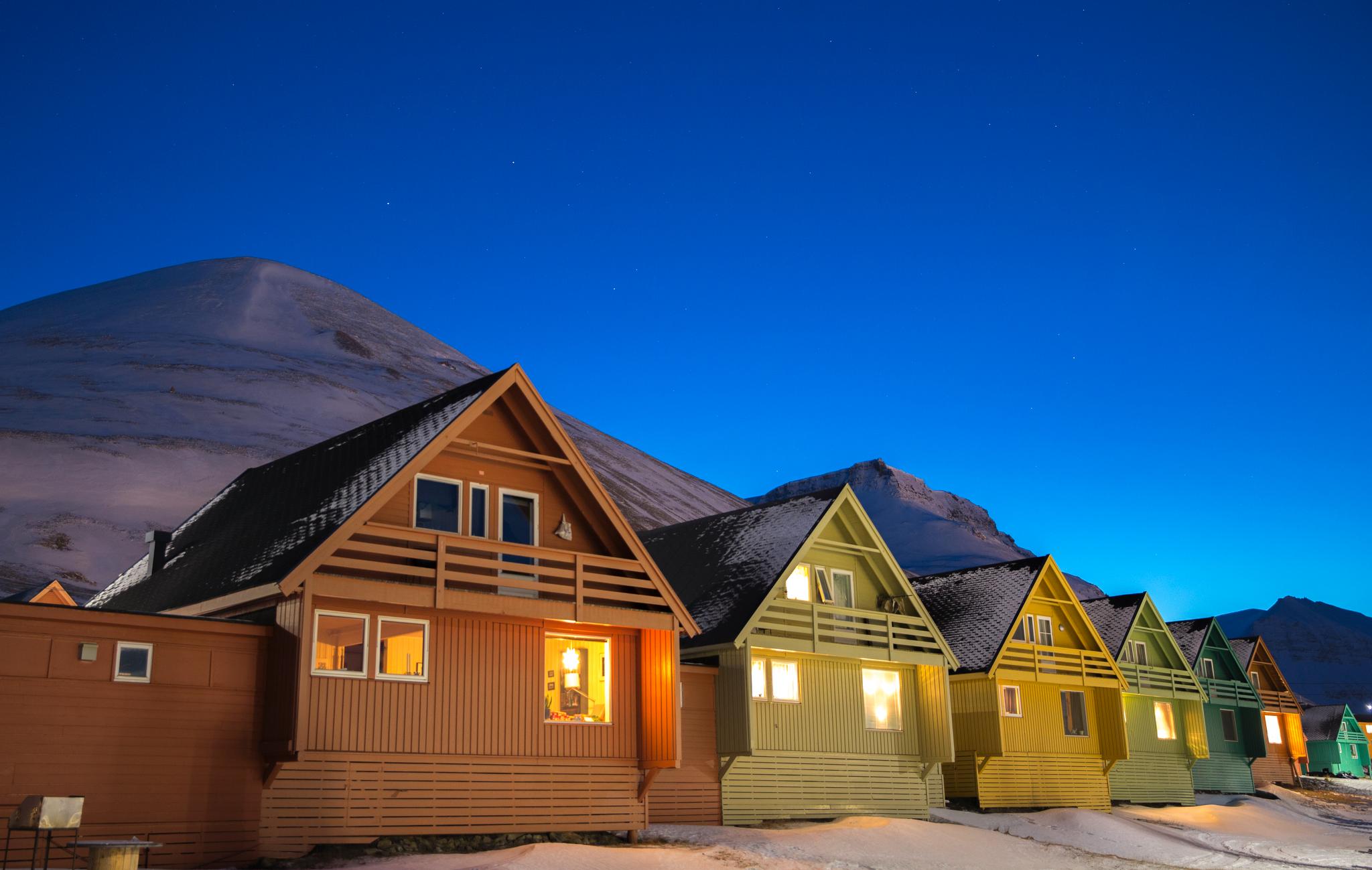 Hus foran fjellet Sukkertoppen på Svalbard. Foto: Ivar Ekseth / NTB scanpix.