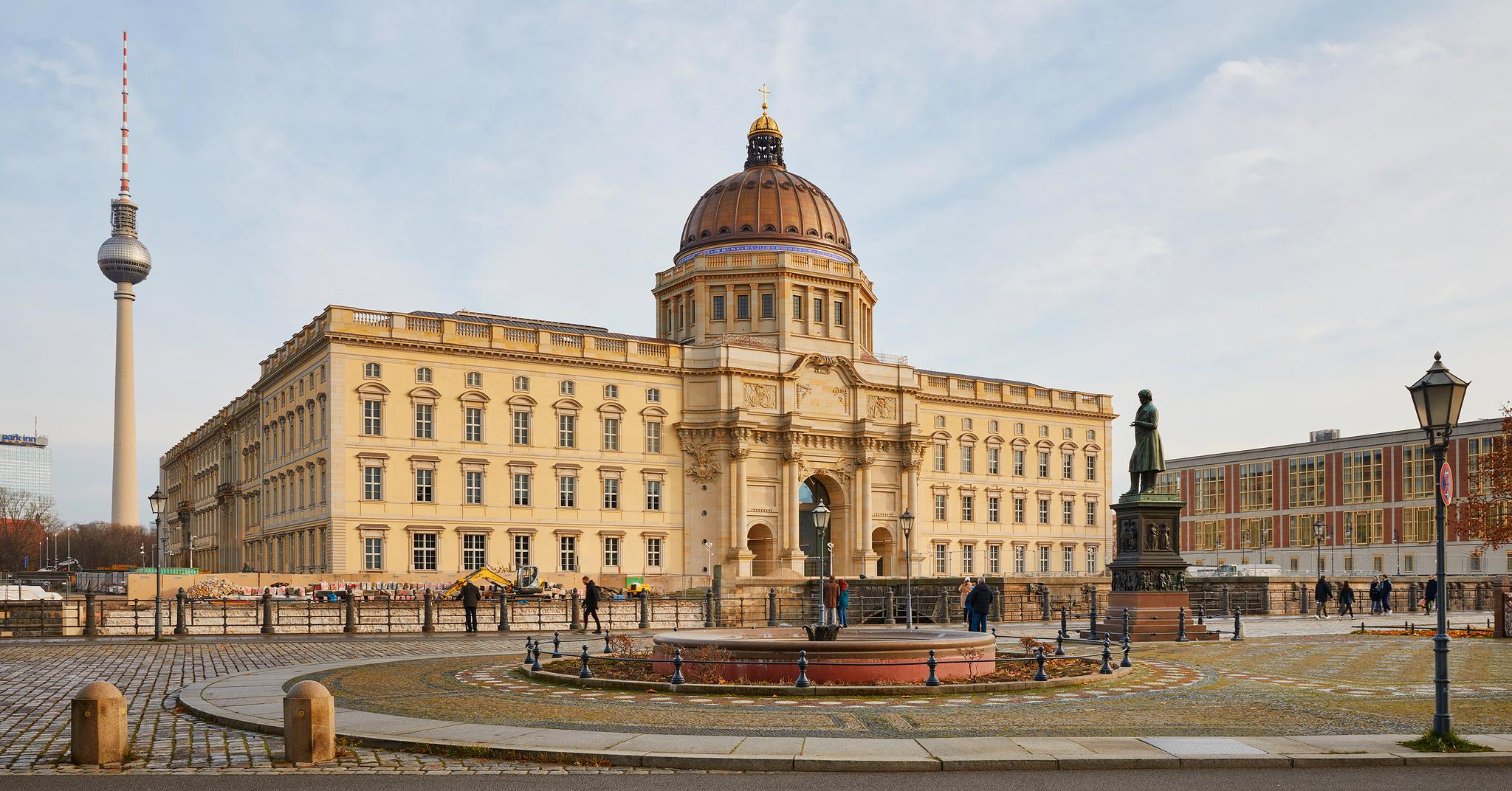 Det nybygde slottet ligger midt i Berlin. Langs paradegaten Unter den Linden, tvers overfor Museumsinsel. 