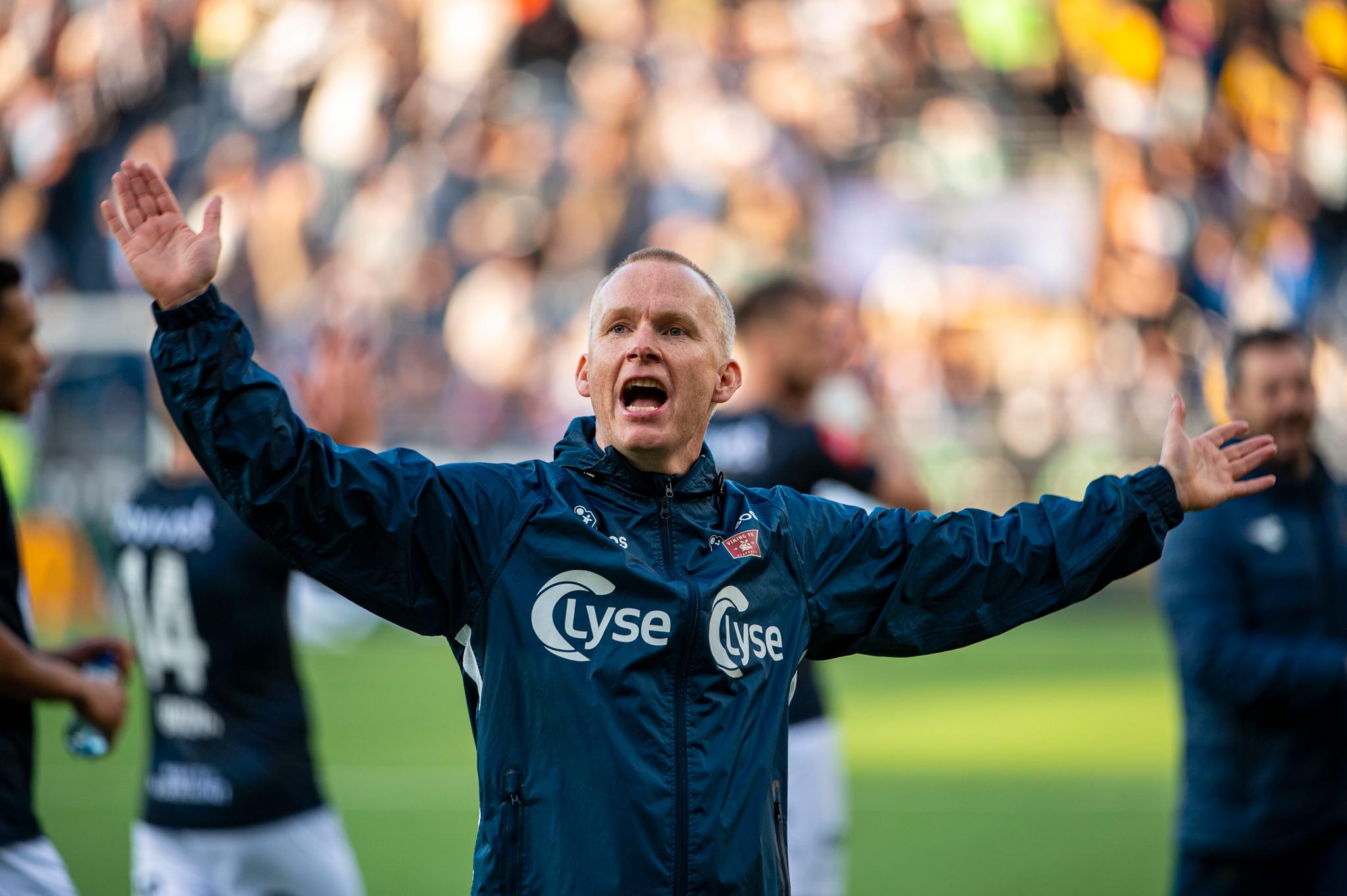 MESTERTAKTER: Viking-trener Morten Jensen leder laget som topper tabellen på nasjonaldagen.