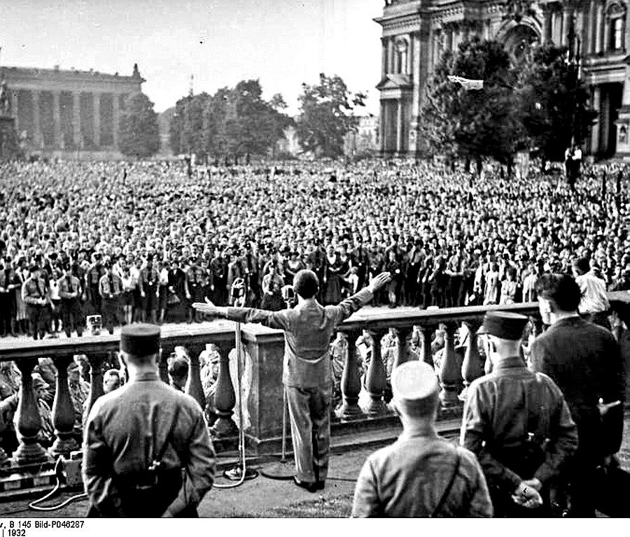 Propagandaminister Joseph Goebbels holder tale i Berlin, 1932.