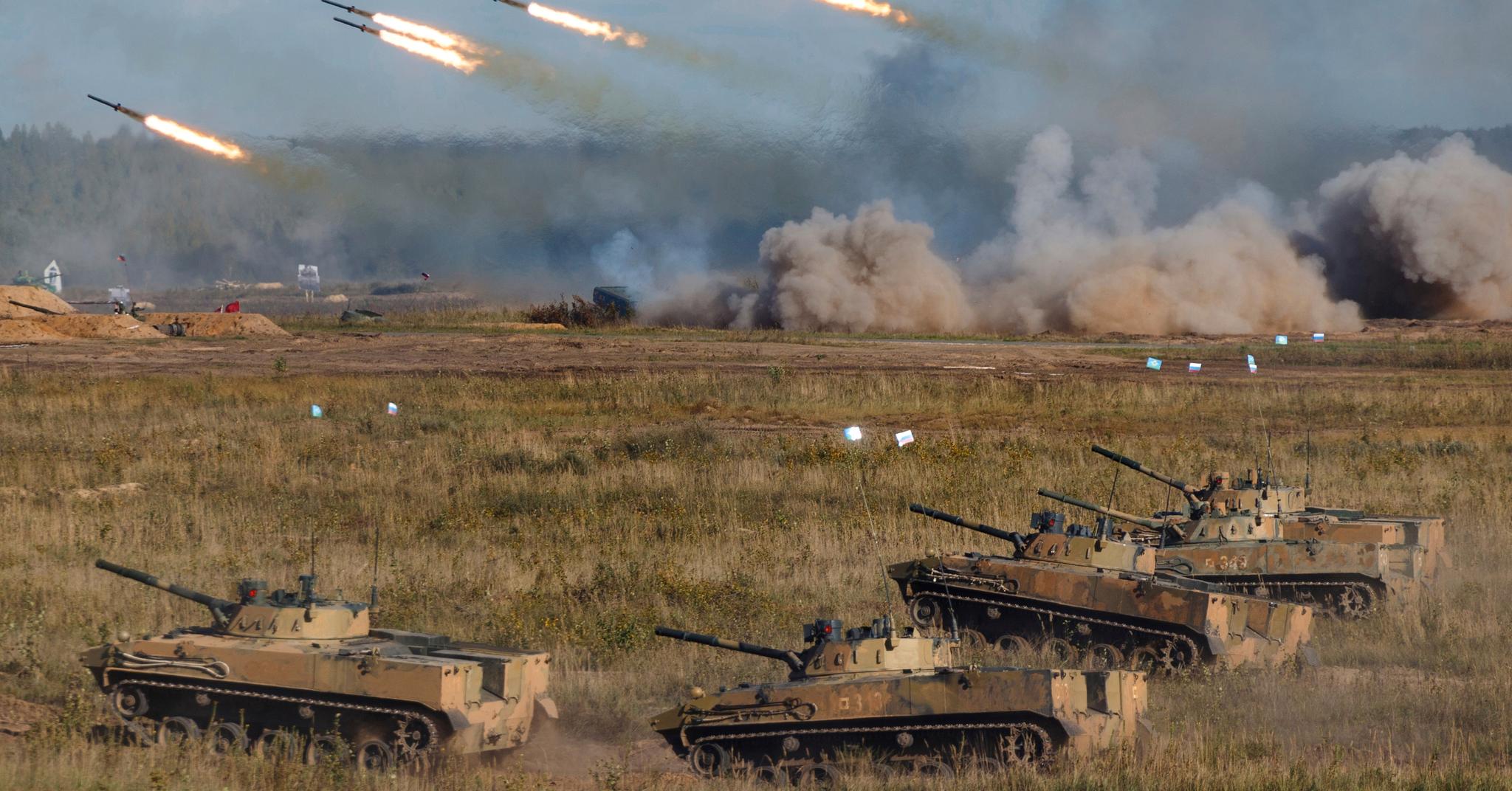 Russiske styrker øver i grenseområdene mot Ukraina i fjor høst. Russland har oppmarsjert store styrker og tungt militært utstyr i området.