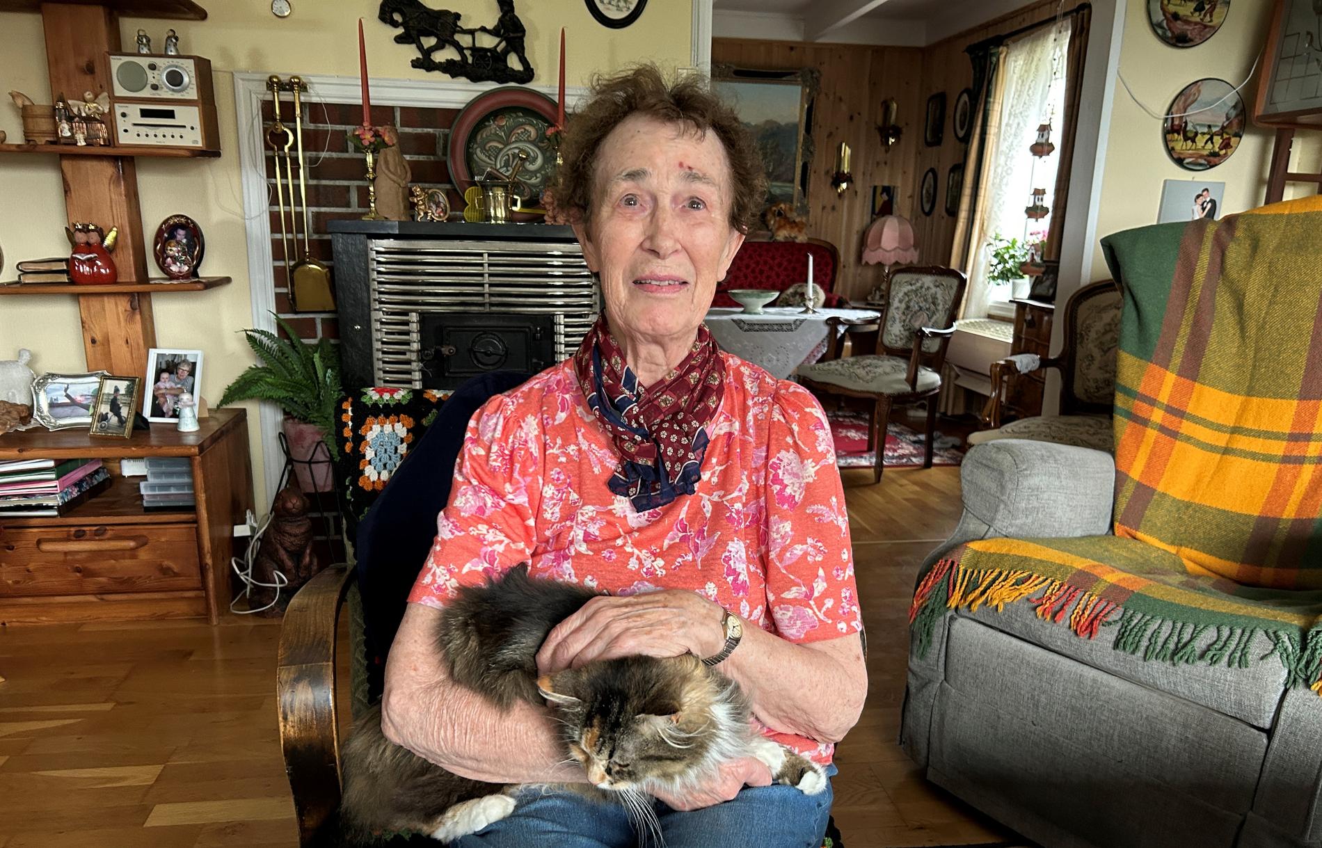 Asbjørg Spanne Landa med katten i huset på sør Hesby der ho om få dagar har budd i nøyaktig 88 år. Ho får helsing frå si gode venninne Gudrun frå aldersheimen på Bryne.