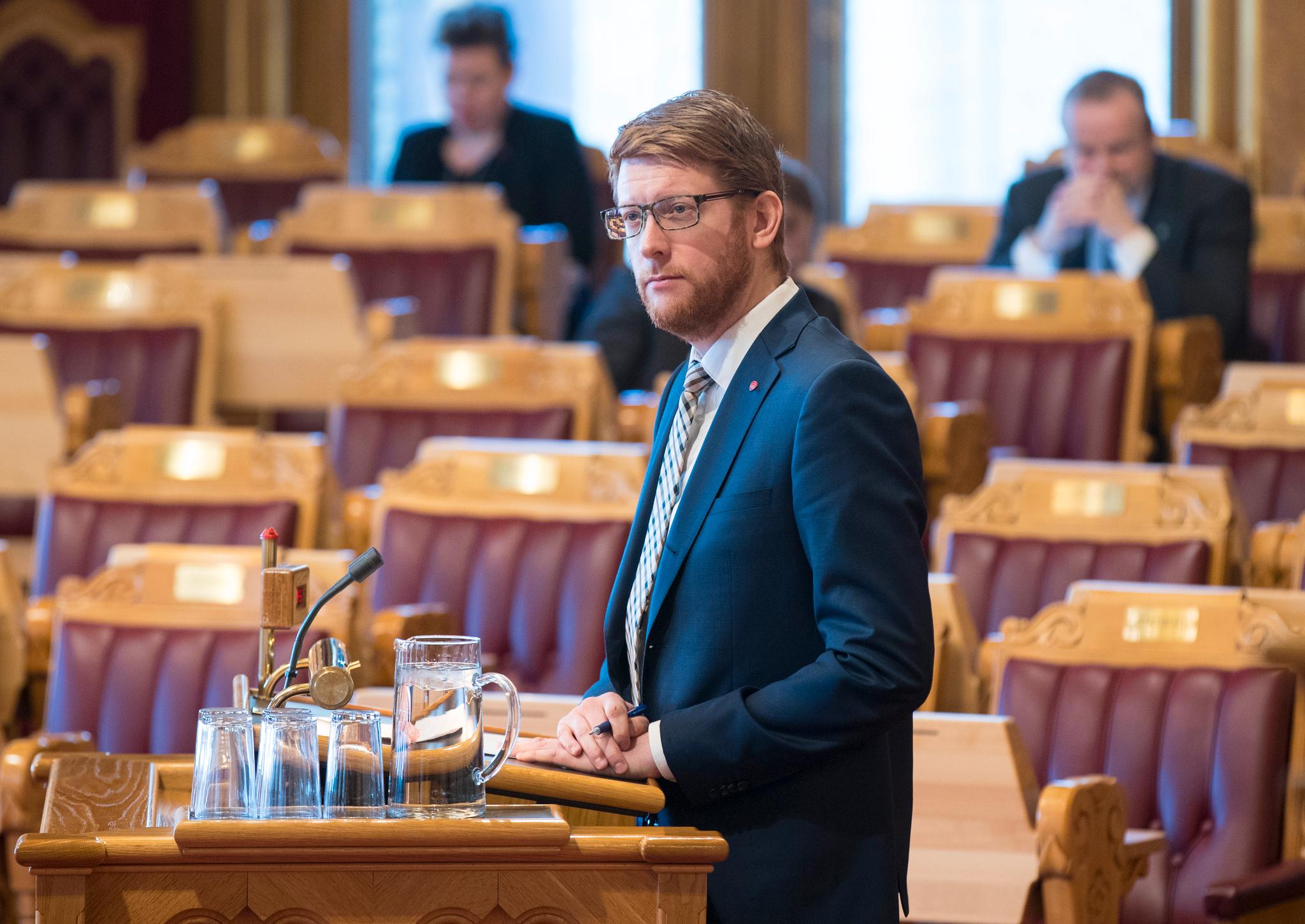 Aps skolepolitiske talsmann Martin Henriksen mener kritikerne av partiets skolematløfte bruker utdaterte kostnadstall. 