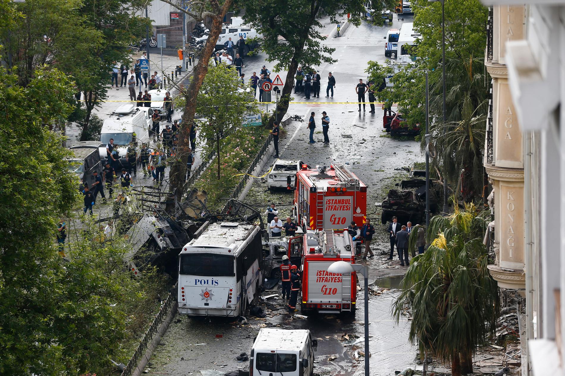ISTANBUL: Elleve mennesker ble drept etter at en buss med opprørspoliti ble rammet av en fjernstyrt bombe i Istanbul tirsdag.
