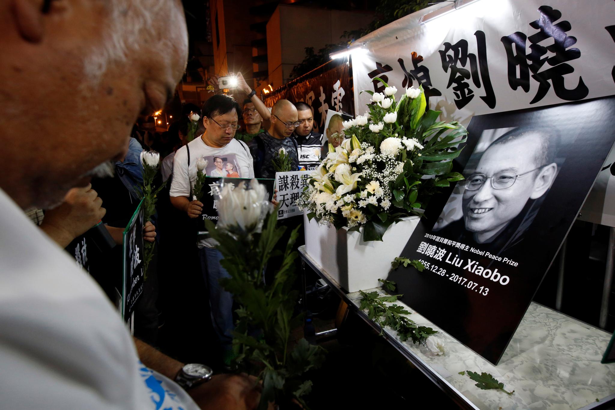 Demokratiaktivister sørger over Liu Xiaobos død i Hongkong.