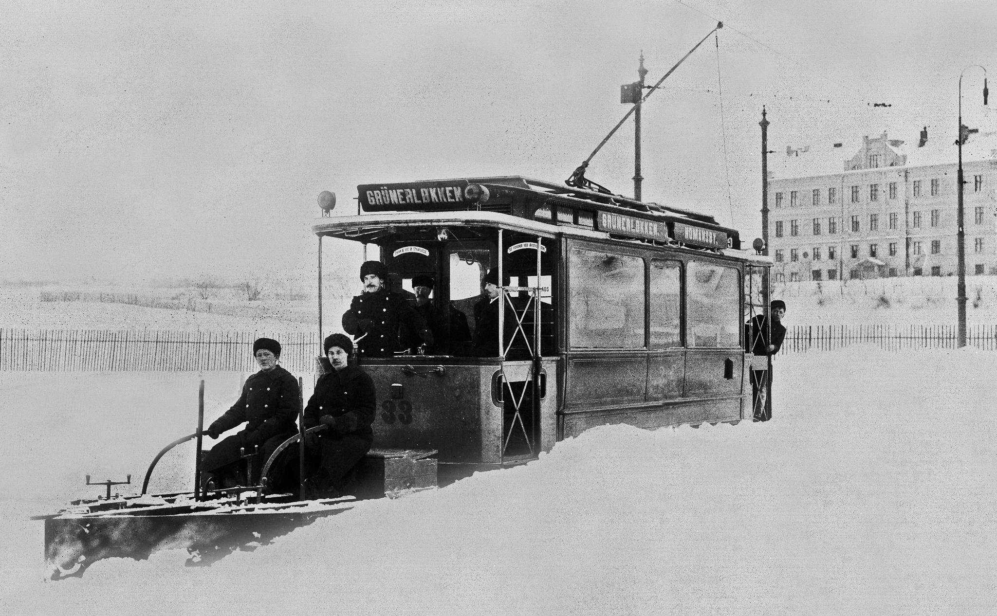 Da den elektriske sporvognen kom rundt 1900, gikk det ikke lang tid før den ble brukt for å holde sine egne skinner mest mulig fri for snø. Bildet er fra 1901.