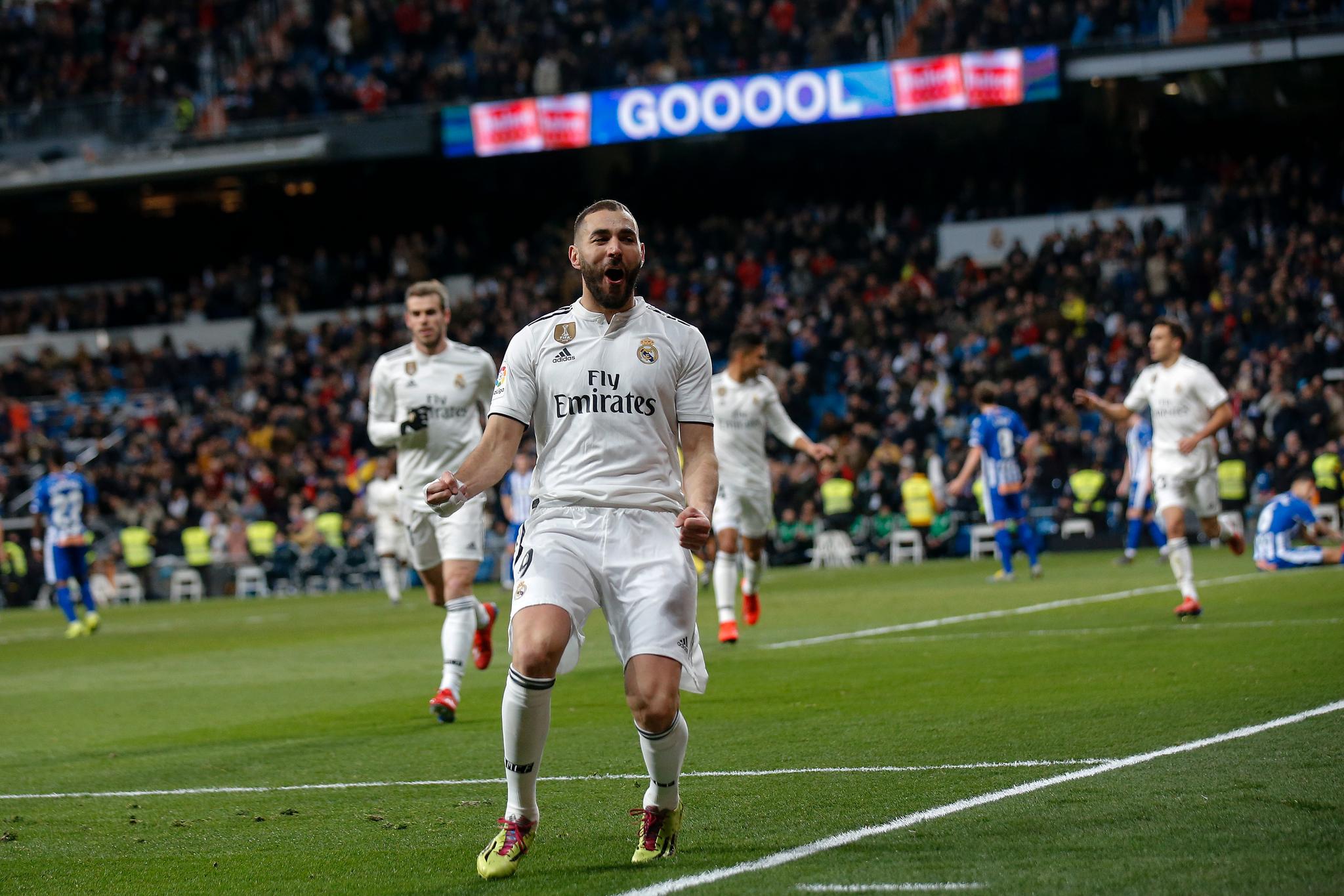 Real Madrids Karim Benzema jubler etter å ha scoret 1-0-målet hjemme mot Alaves søndag. 