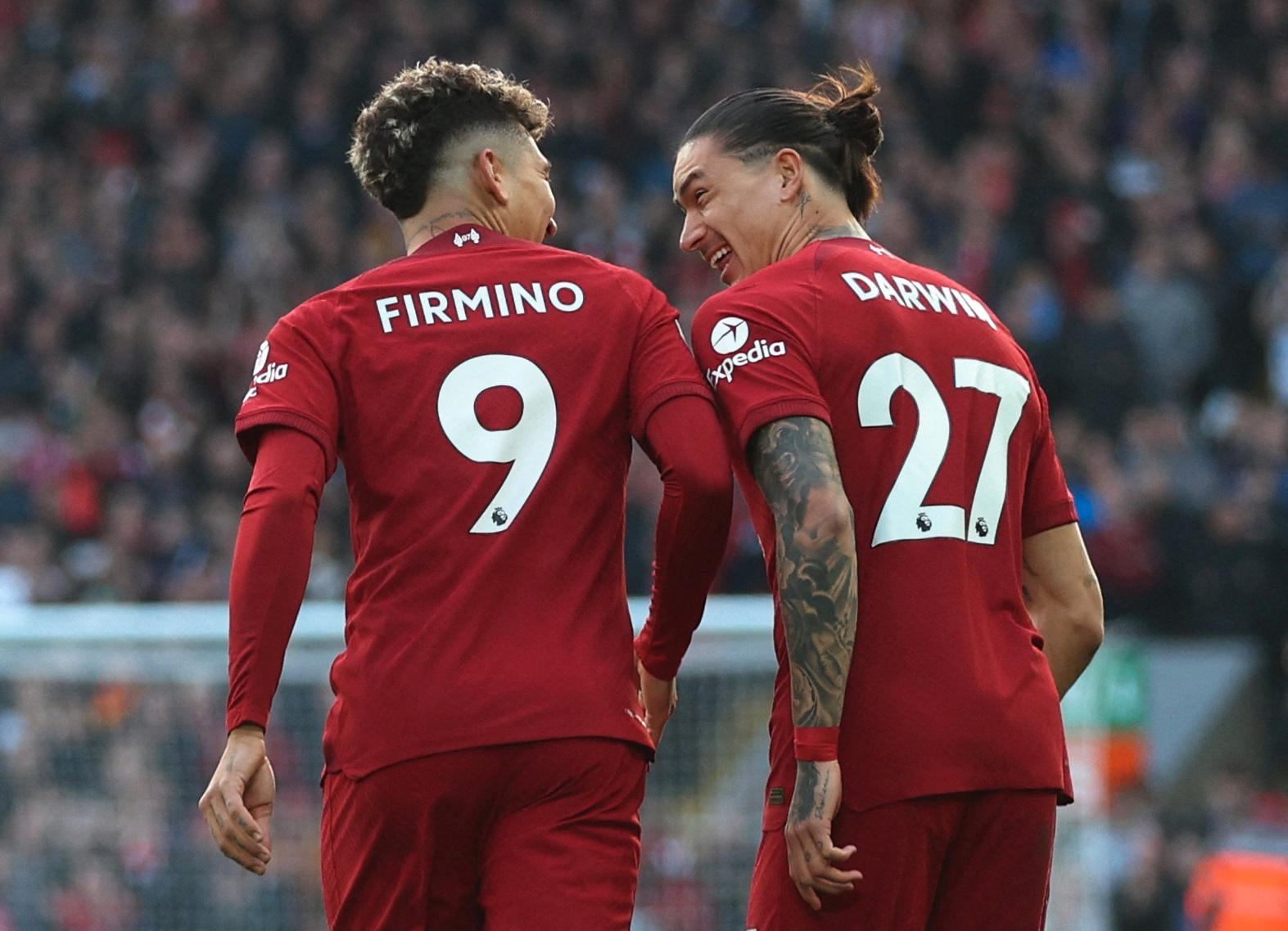 MÅLSCORERE: Roberto Firmino (t.v.) og Darwin Núñez feirer 2–1-målet sammen. De to sørget for tre de scoringene som holdt til Liverpool-seier.