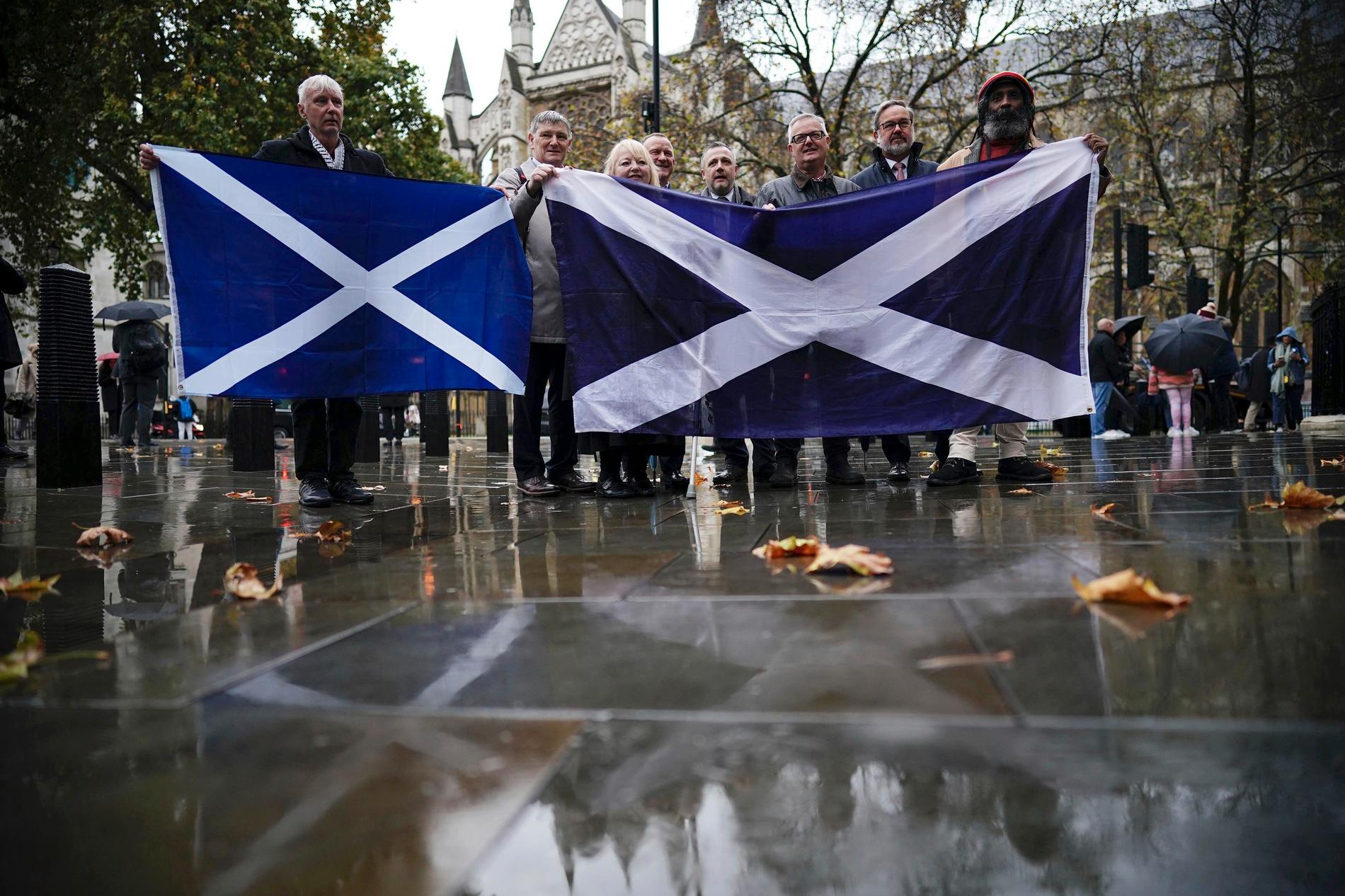 Aktivister med skotske flagg utenfor høyesterett i London onsdag. 