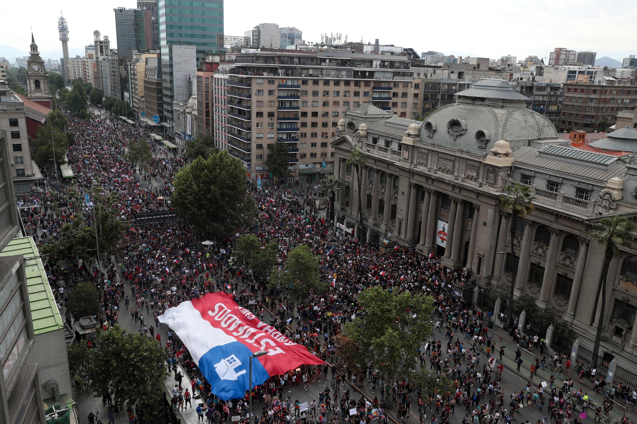 Hundretusenvis demonstrerte fredag i gatene i Chiles hovedstad Santiago. Det var også demonstrasjoner og sammenstøt i andre deler av landet. Foto: Esteban Felix / AP / NTB scanpix