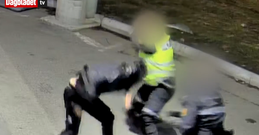 Her blir Kevin Simensen slått med batong av en politimann på Kongsberg. Det viser en video fra Dagbladet TV.