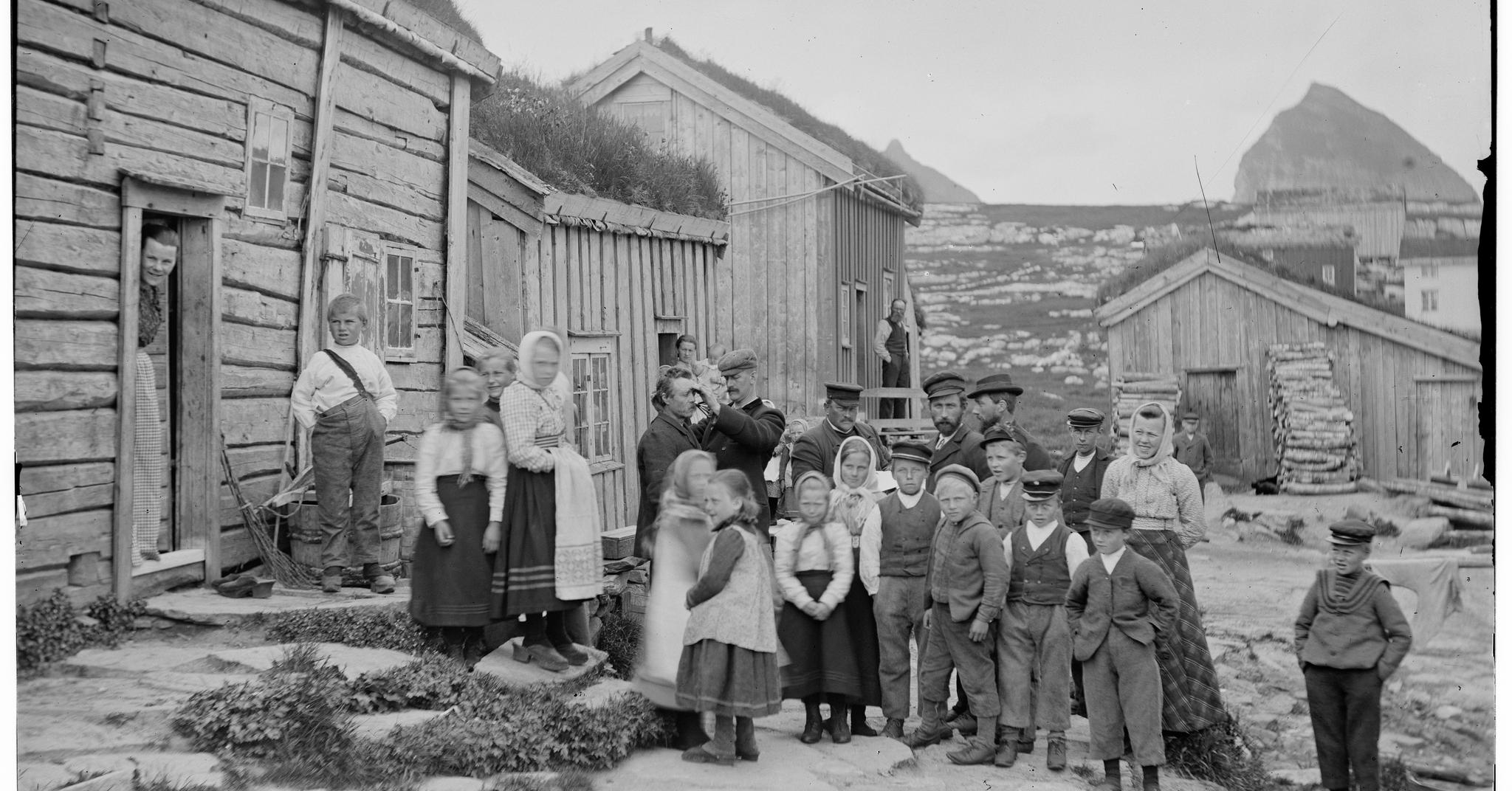 Flere av disse barna fra Træna i Nordland var trolig med i folketellingen fra 1891. Bildet er tatt rundt 1900.