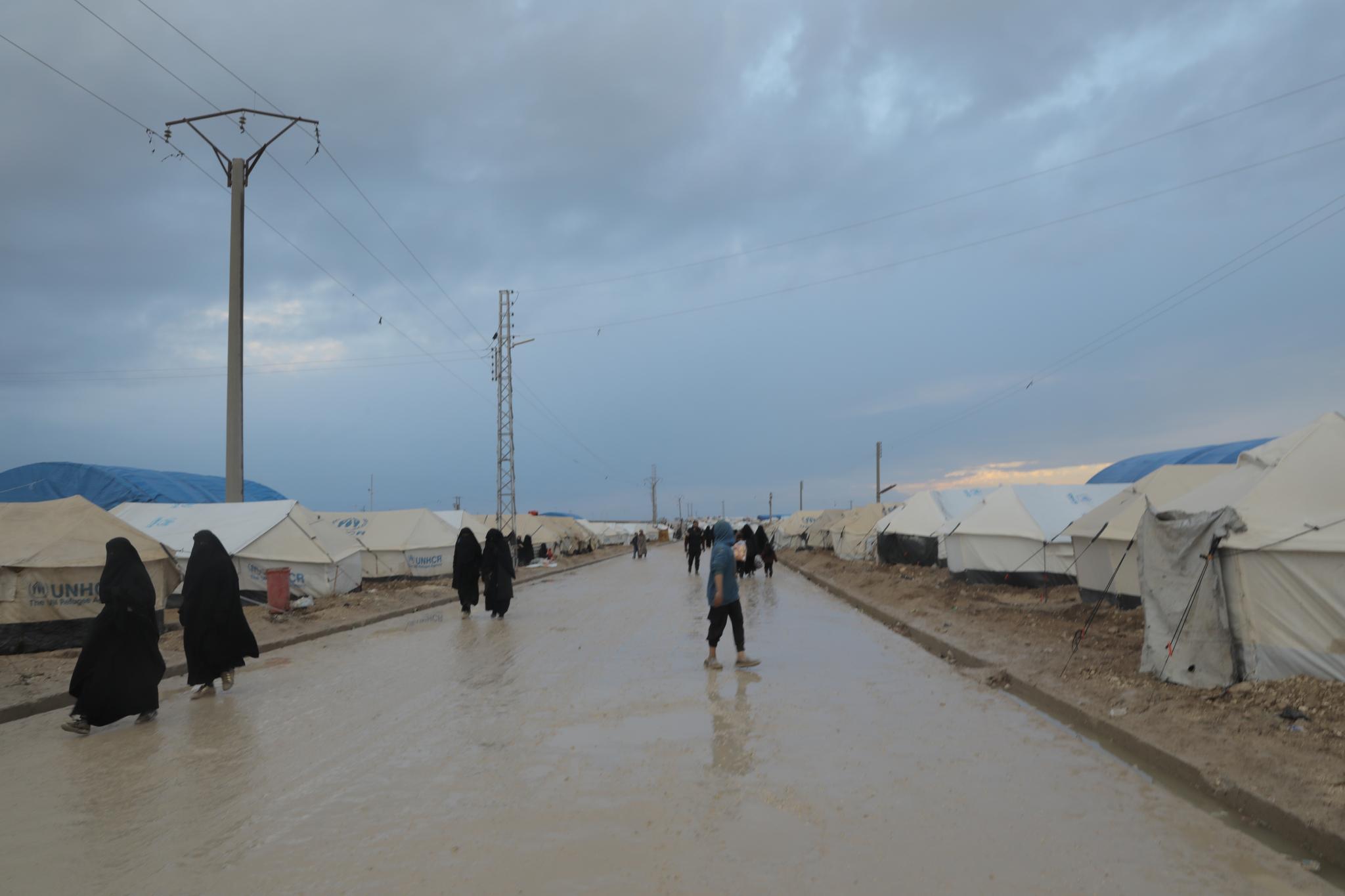 Flyktningleiren i Al-Hol har to avdelinger, én for kvinner med IS-tilknytning, og én for flyktninger uten IS-tilknytning.