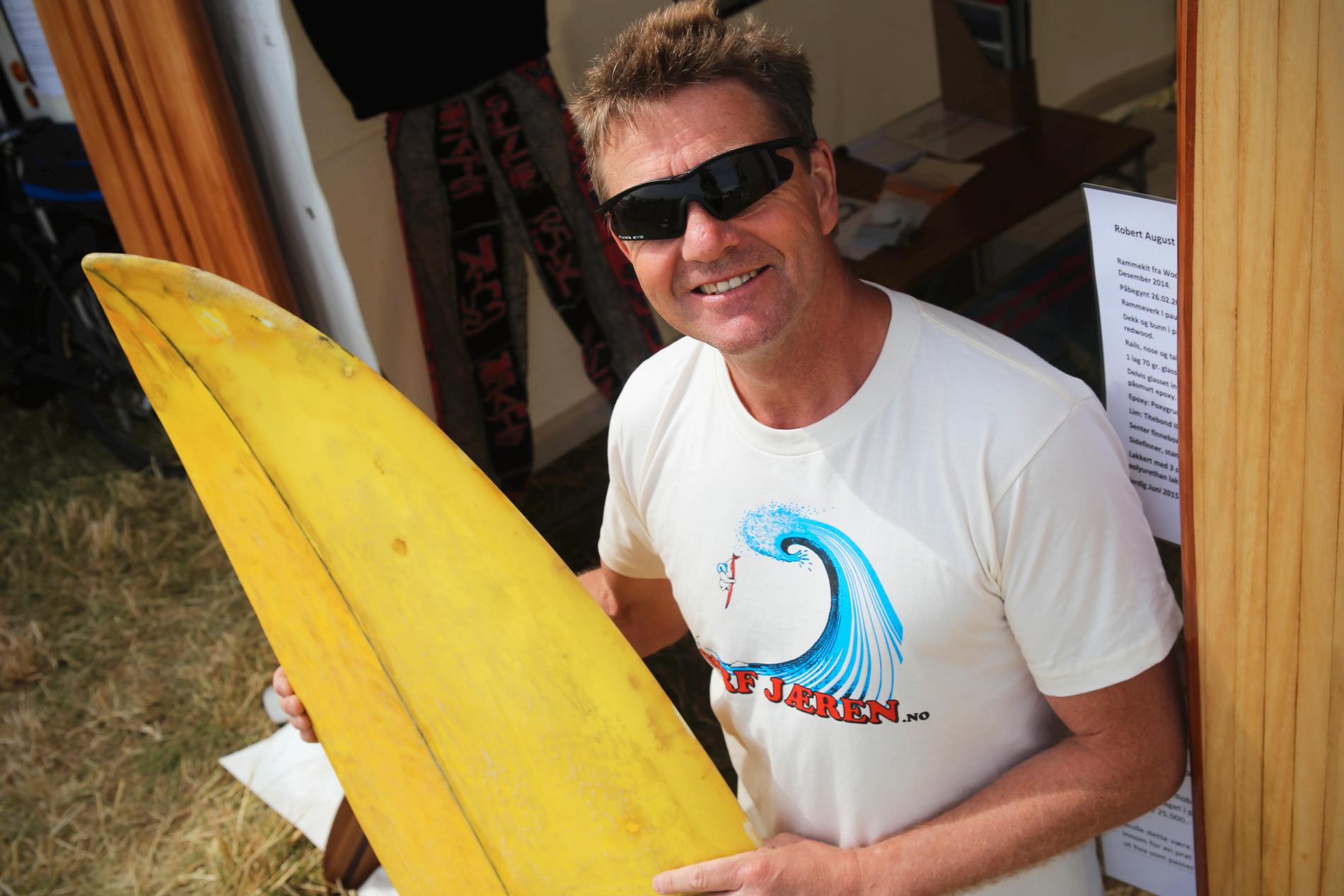 BRETT: Her er det, det originale surfebrettet Roar surfet med første gang på Jæren i 1982. Brettet ble kjøpt brukt i England.