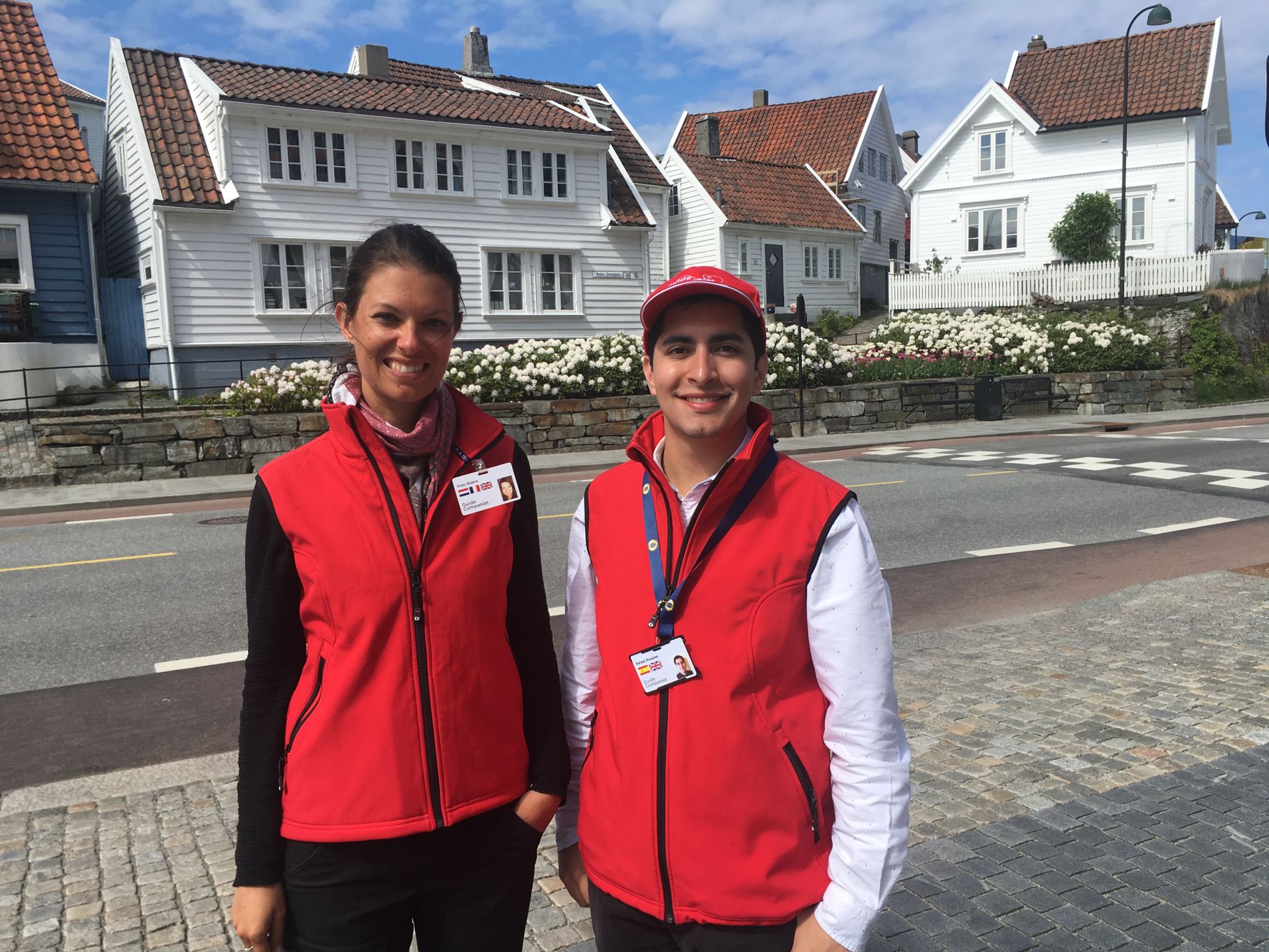 Vicky Moes og Rafael Rosales jobber som guider i Stavanger.